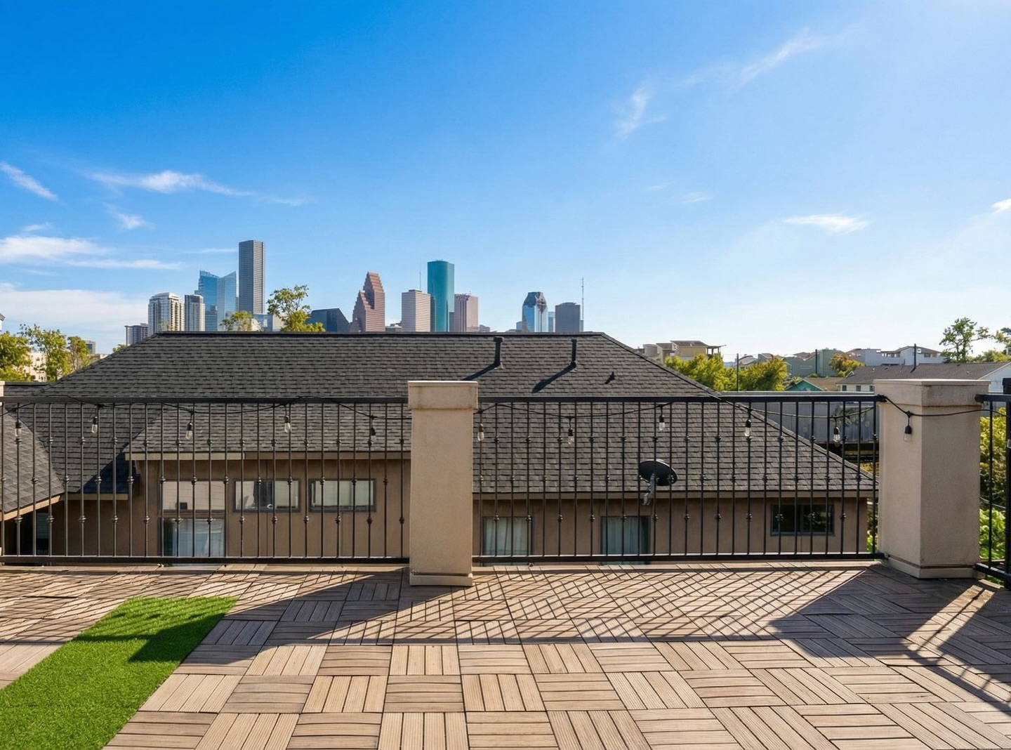 Are you craving unstoppable city views 🌆 without a long term commitment? Meet the ultimate rental opportunity, an urban oasis with a private driveway, first floor living, + rare backyard space just minutes from Downtown Houston.
Enjoy three spacious bedrooms + a bonus third floor flex space/game room with its own bathroom that could serve as a fourth bedroom, if desired. Step outside onto the rooftop deck where unobstructed views of the Downtown skyline await. ✨
Looking to lease in Houston? Contact us today 📲 for a private tour!
#houstonfirstward #downtownhouston #houstonrentals #houstonlease #houstonrealstate