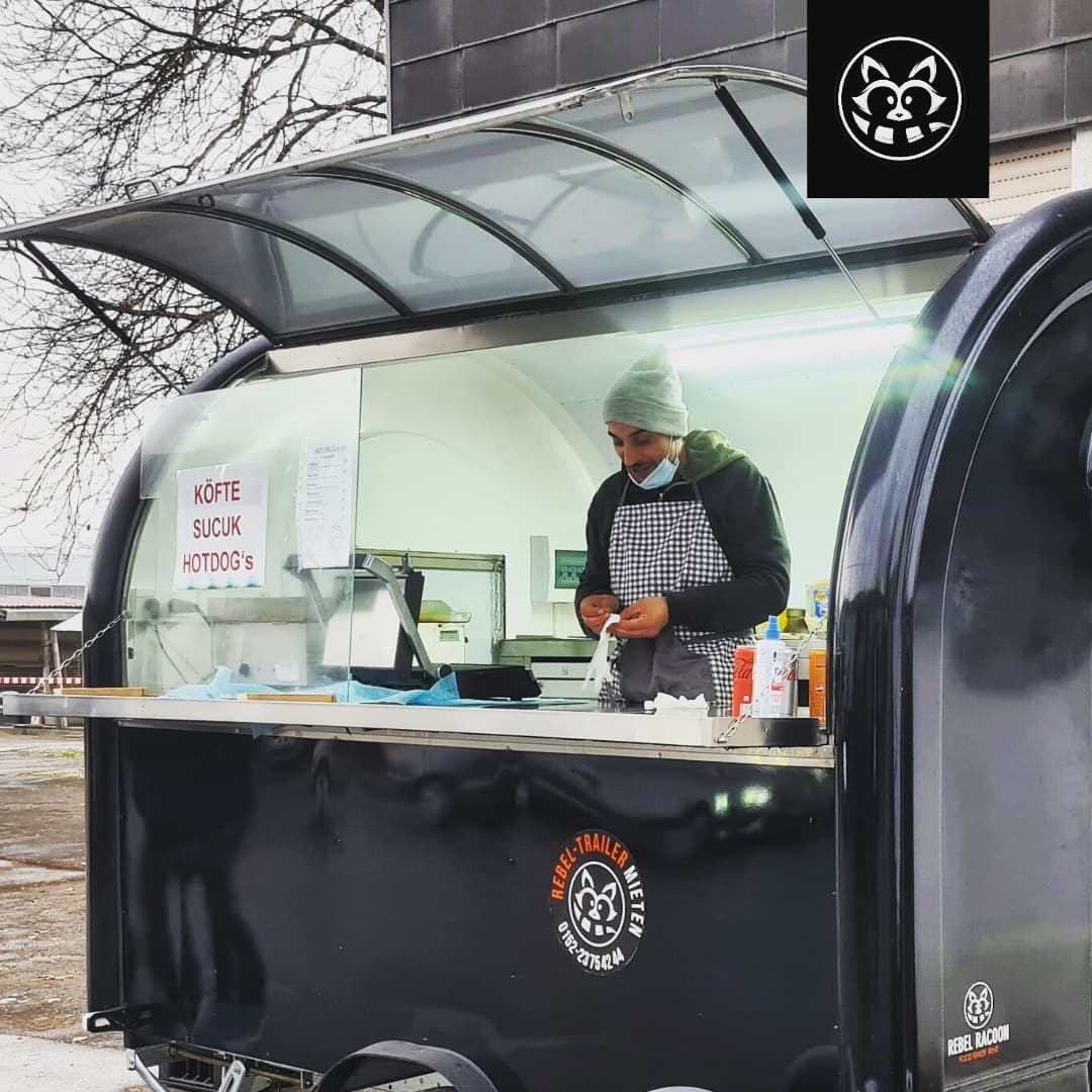 Unser Trailer im Einsatz... er steht gerade in Tübingen bei @snackymclecker ... kommt vorbei, dort gibt es Sucuk, Köftebrot und Hotdog's Helal direkt vom Grill.
Rebel-Racoon.de
@food.cuisine__
#foodporn #food #essengehen #foodtruck #kokoreç #idee #liebe #selbstständig #drinks #stadtditzingen #geburtstag #mieten #geschäftsidee #racoon #rent #sucuk #stuttgart #cocktail #gin #bar #lokal #erfolg #gewinn #gastronomie #koch #tübingen #helal #köfte #pastırma