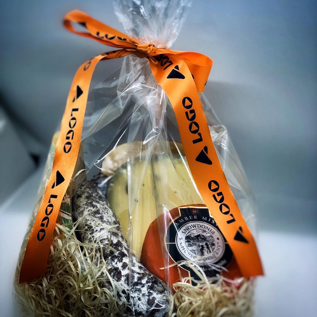 Řekni to stuhou nejsou jen osobní texty a vlastní vzkazy na stuhách.🎗Můžete si nechat na stuhu natisknout třeba firemní logo nebo webovou adresu. Využití potištěných stuh je opravdu široké 👌 Žádejte službu Řekni to stuhou! ☺️ #reknitostuhou #firemnidarky #firemni #darek #propagace #syrarna #reklamnipredmety #stuhy #firma #logo #ribbon #giftideas #gift #giftpacking #balenidarku