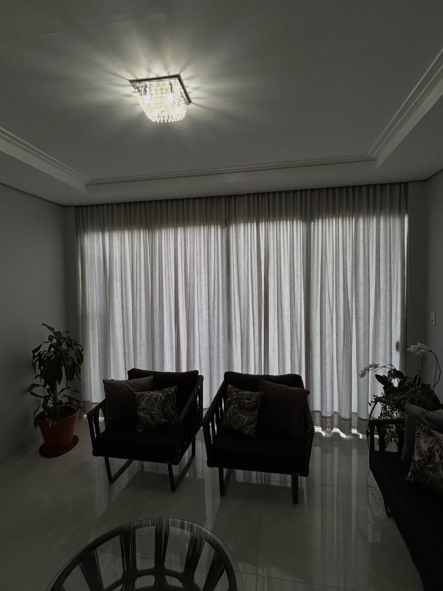 Cortina translúcida sob medida para controle de luz e mais privacidade, sem perder a claridade natural.
Tecido leve, caimento perfeito para valorizar a sala.
Projeto personalizado para cada ambiente.
📲 Solicite seu orçamento.