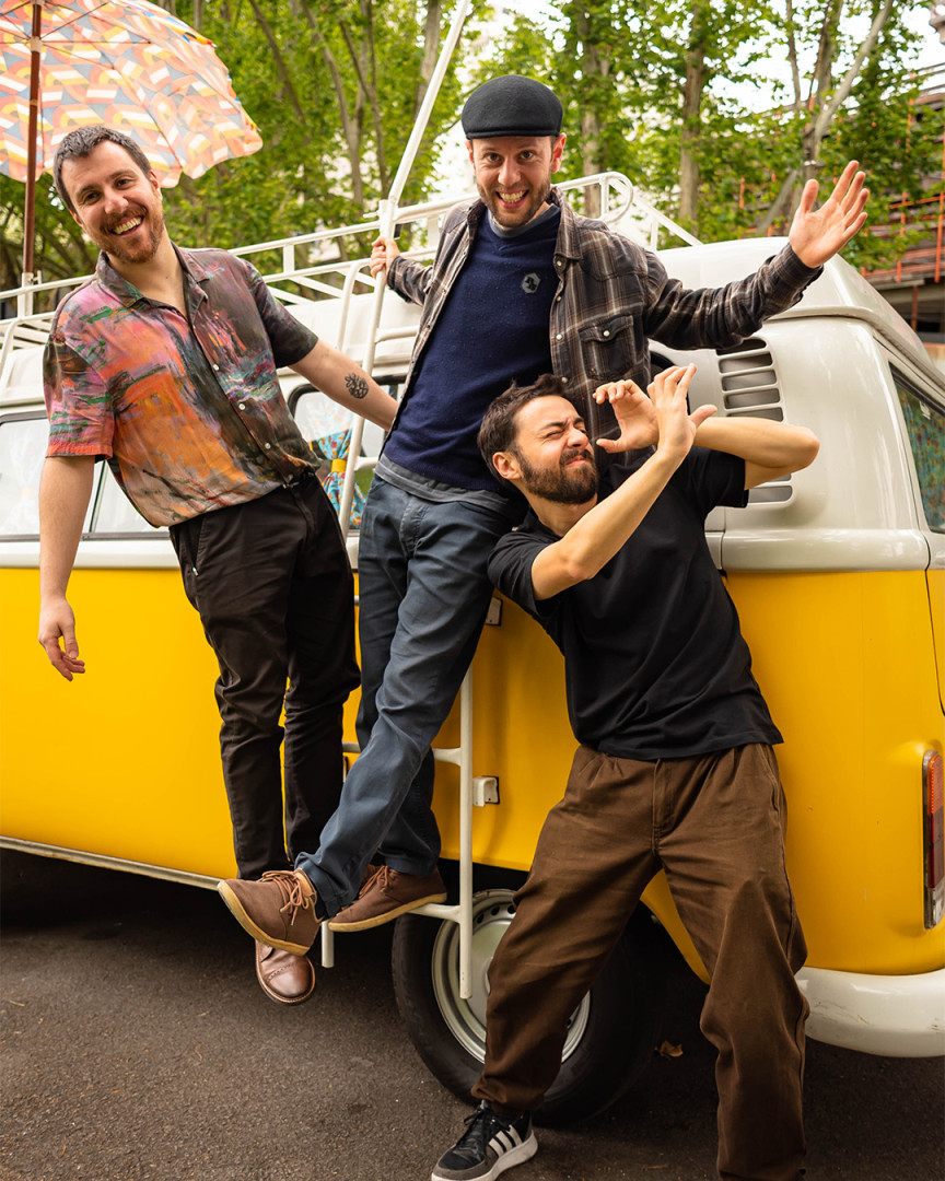Ah essa kombi 😍 Essa foto faz parte do ensaio de divulgação da banda Fiz do Dia Minha Nostalgia, em parceria com o pessoal da Tem Gente Teatrando, um belo registro de um sábado nublado. Inspirados por nomes do folk, da mpb, da música de raiz brasileira, da pós-mpb, do emo e de outros subgêneros a Fiz do Dia Minha Nostalgia, formada por Alex (percussão), Severo (violão e voz) e Rudi (violão e voz), é uma ótima pedida para quem tá afim de curtir uma boa música recheada de bons momentos. Cata os meninos no Spotify e te diverte.⠀
⠀
Fora dos Trilhos - Laboratório de Ideias⠀
⠀
#foradostrilhoslab #passageiros #design #branding #publicidade #propaganda #digital #identidadevisual #marketingdigital #digitalmarketing #marketing #publicidadeonline #redessociais #midiasdigitais #socialmidia