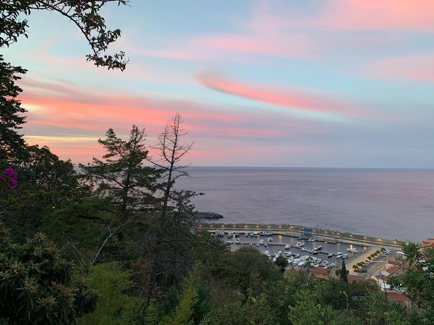 Aurora dalle dita di rose, figlia di Luce, aprí le porte del cielo al carro del Sole.
#maratea #visitmaratea #basilicata #visitbasilicata #nofilter #nofilterneeded #aurora #sunrise