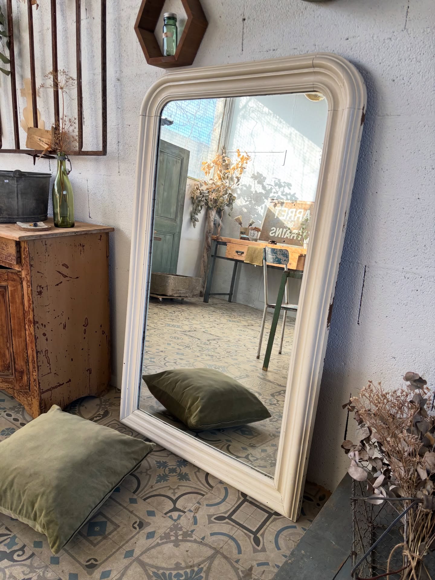 Ancien miroir Louis Philippe 1920
Patine blanc crème d’origine, glace ancienne au mercure
À poser au sol ou sur un meuble, au dessus d’une cheminée…
Dimensions : L 84 x Ht 138 cm
À retrouver en boutique aux @pucesducanal et sur notre e-shop très prochainement
#miroirancien #miroirlouisphilippe #brocante #meubleancien #frenchfleamarket #pucesducanal