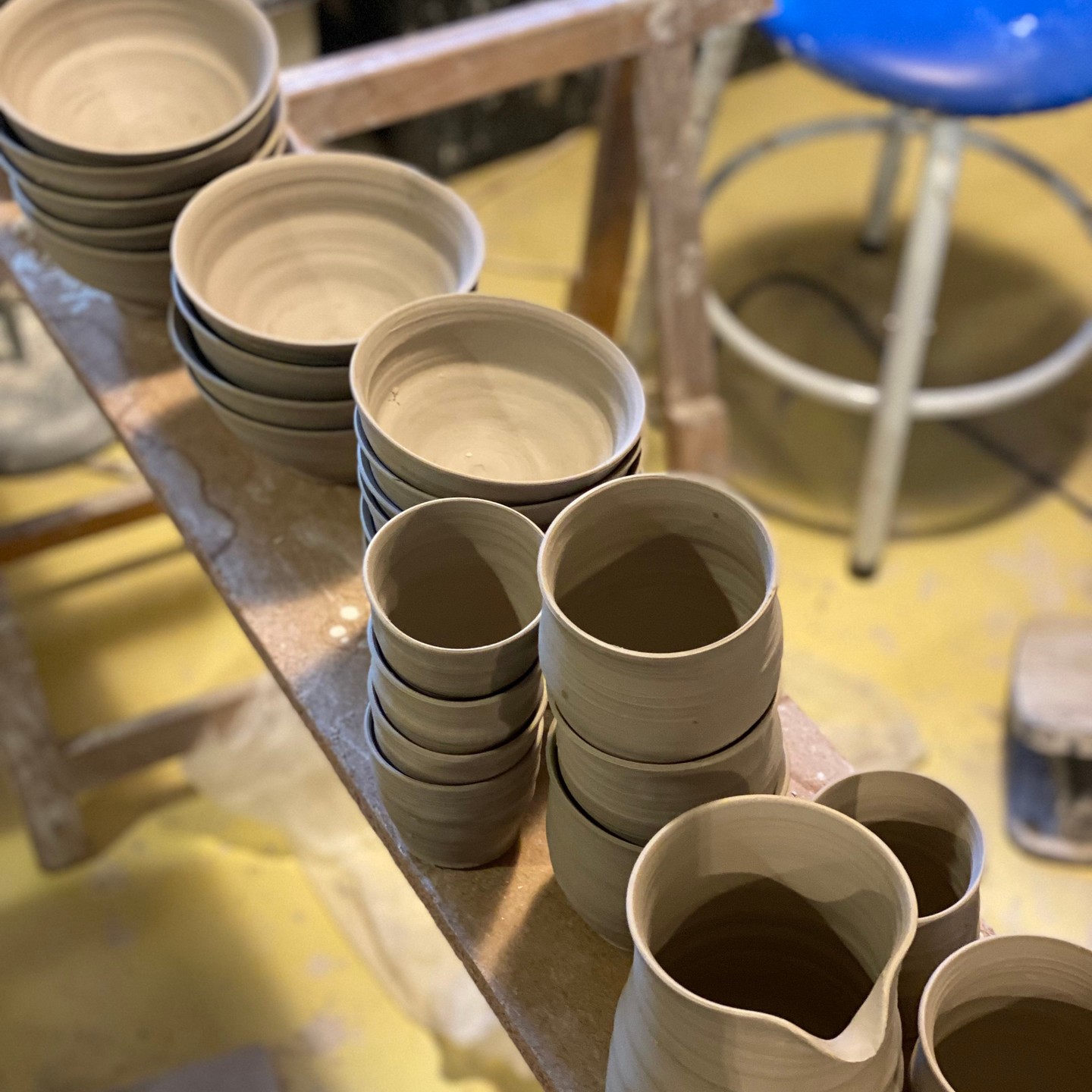 Demain soir après mon dernier marché de l'été (marché potier de Marsanne) s'achèveront 2 mois qui auront filé à toute allure. Animation de stages (à mon atelier et à la Fabrique de poteries de Cliousclat), tournage, émaillage, cuissons, participation aux marchés... Et au milieu toujours des recherches en cours, à chaque cuisson, sur les émaux. En septembre je suivrai la deuxième partie d'une formation courte sur les émaux à partir de matières collectées dans la nature, j'ai hâte aussi. Je me relancerai aussi dans la mise au point de nouveaux prototypes de pièces que j'ai en tête : et j'en ai tellement ! Beurrier à eau, cafetière, presse-agrumes, saladiers, tasses à anse grand format, pot à compost, lampe.. Ca va être dur de choisir par quoi commencer. Et reprendront les cours hebdomadaires, les stages de tournage et ceux que j'anime à la Fabrique de Cliousclat et les ateliers ponctuels. En attendant je vais lever un peu le pied pour prendre le temps de digérer tout ça, et faire du tri dans l'atelier, dans mes carnets remplis de notes et dans mes projets et envies... !
.
.
.
#grès
#ceramique
#céramique
#ceramiquecontemporaine
#artsdelatable
#artdelatable
#poterieartisanale
#platesforchefs
#ceramica
#ceramics
#ceramiquedrome
#tournageceramique
#interiordesign
#tablewear
#homedecor
#stonewarepottery
#decorationinterieur
#madeinfrance
#émauxdegrès
#glazes