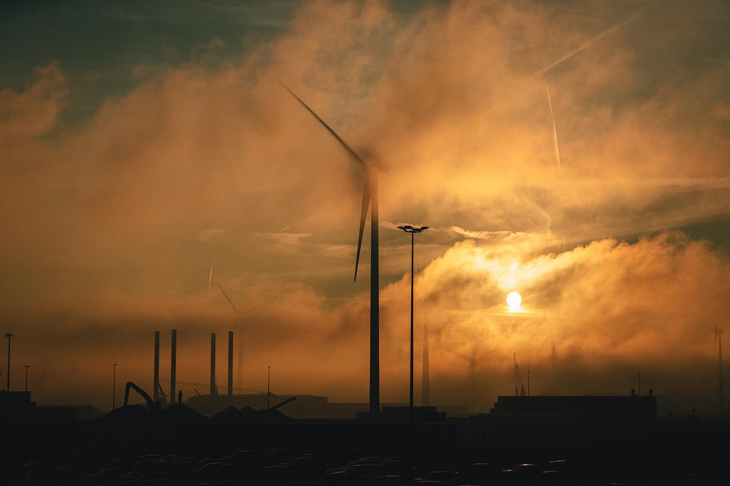 More industry and fog.
#photography #industrial #landscapephotography #landscape #bladerunner #sunset #goldenhour #harbor #newenergy #renewables #windmill #windturbine #netherlands #eemshaven #groningen #provinciegroningen