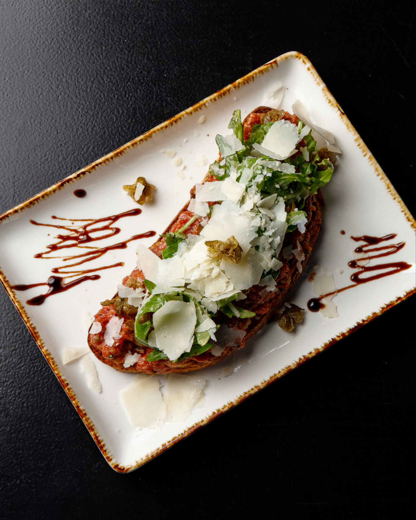 Ehrlich, frisch und handwerklich gemacht – unser Beef Tatar auf knusprigem Brot ist ein echter Ludwigs-Klassiker. Fein gewürzt, mit frischen Kräutern, Parmesan und einem Hauch Säure, der alles zusammenbringt. Perfekt als Vorspeise, zum Teilen oder einfach, weil man Lust auf richtig guten Geschmack hat. Ein Gericht, das zeigt, wie schön Einfachheit sein kann.
#ludwigskarlsruhe #50jahreludwigs #karlsruheisst #beeftatar #toshare #genussmomente