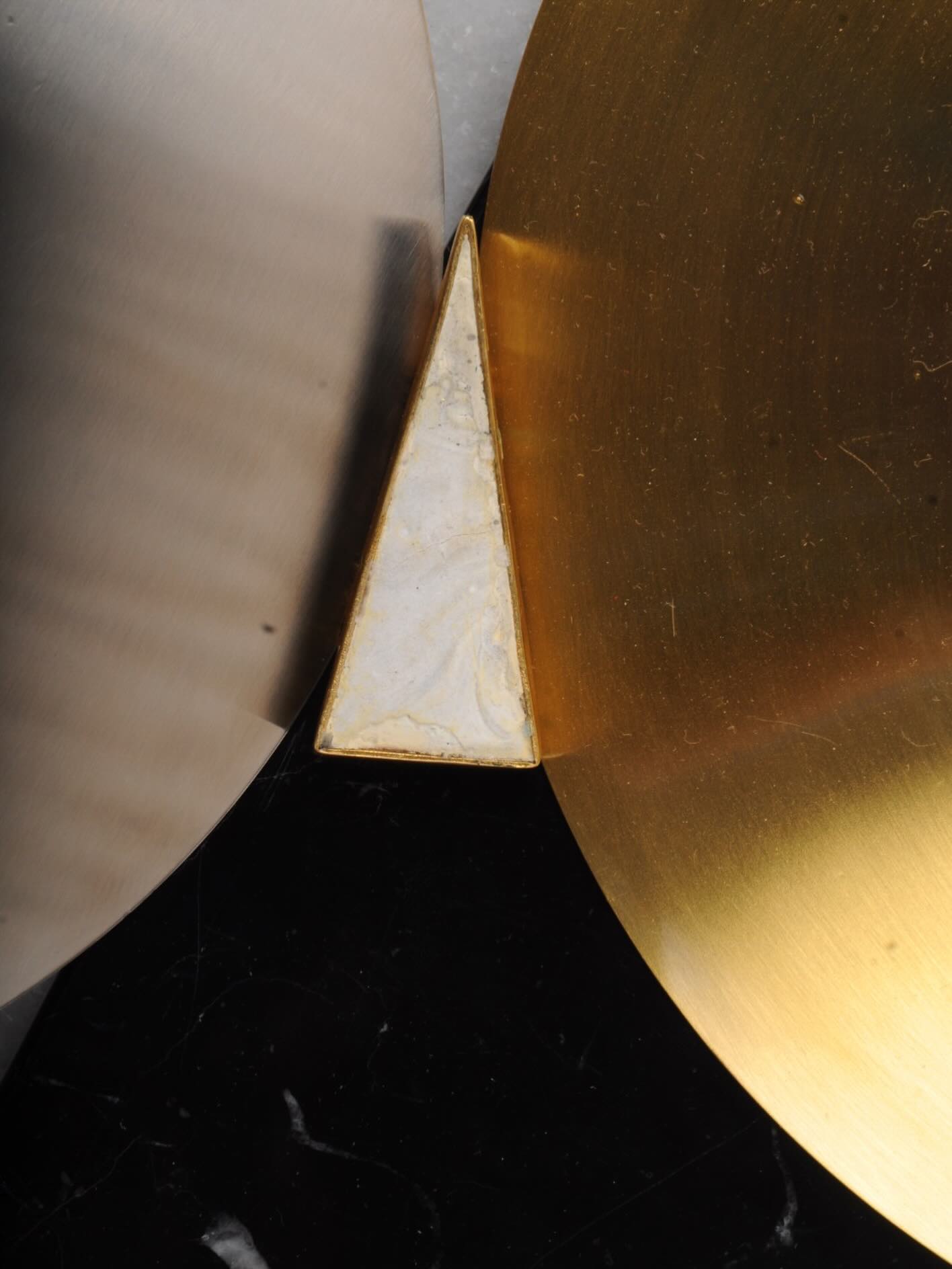 IMPERFECTION
Air bubbles.
Uneven edges.
Surface scars.
Every imperfection is kept.