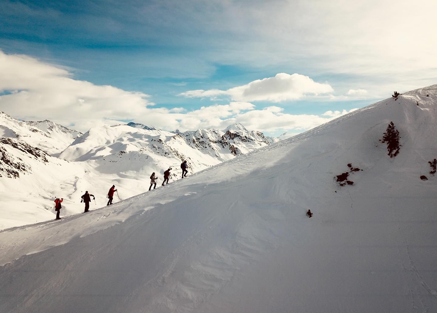 Montée sur l’épaule du mont Saint Jacques à la Plagne.
#raquettes #snowshoieng #randonnée #rando #jepeuxpasjairando #neige #savoiemontblanctourisme #auvergnerhonealpes @virginie_34 @savoiemontblanc @tsloutdoor #dji #mavicpro