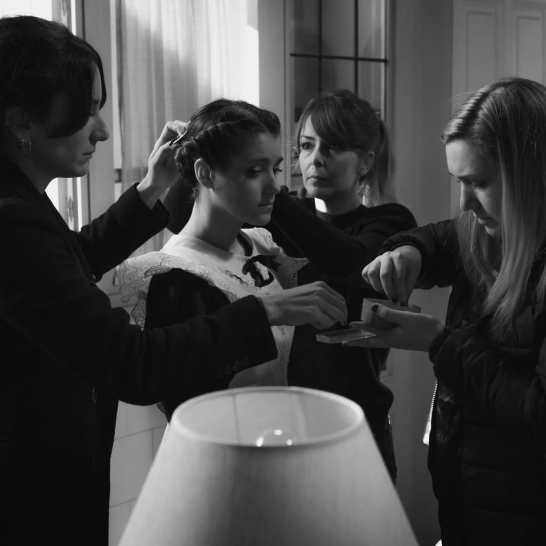 Retoques con @laura_lammussa y @coloreteblanco 🥰🥰🥰 a @marita.zafra // @acacias38_tve @grupoboomerang #acacias38 #acacias38🌺 #acacias #tve #boomerang #series #tv #maquillaje #peluqueria #retoques #makeup #hair #seriesdetv #casilda