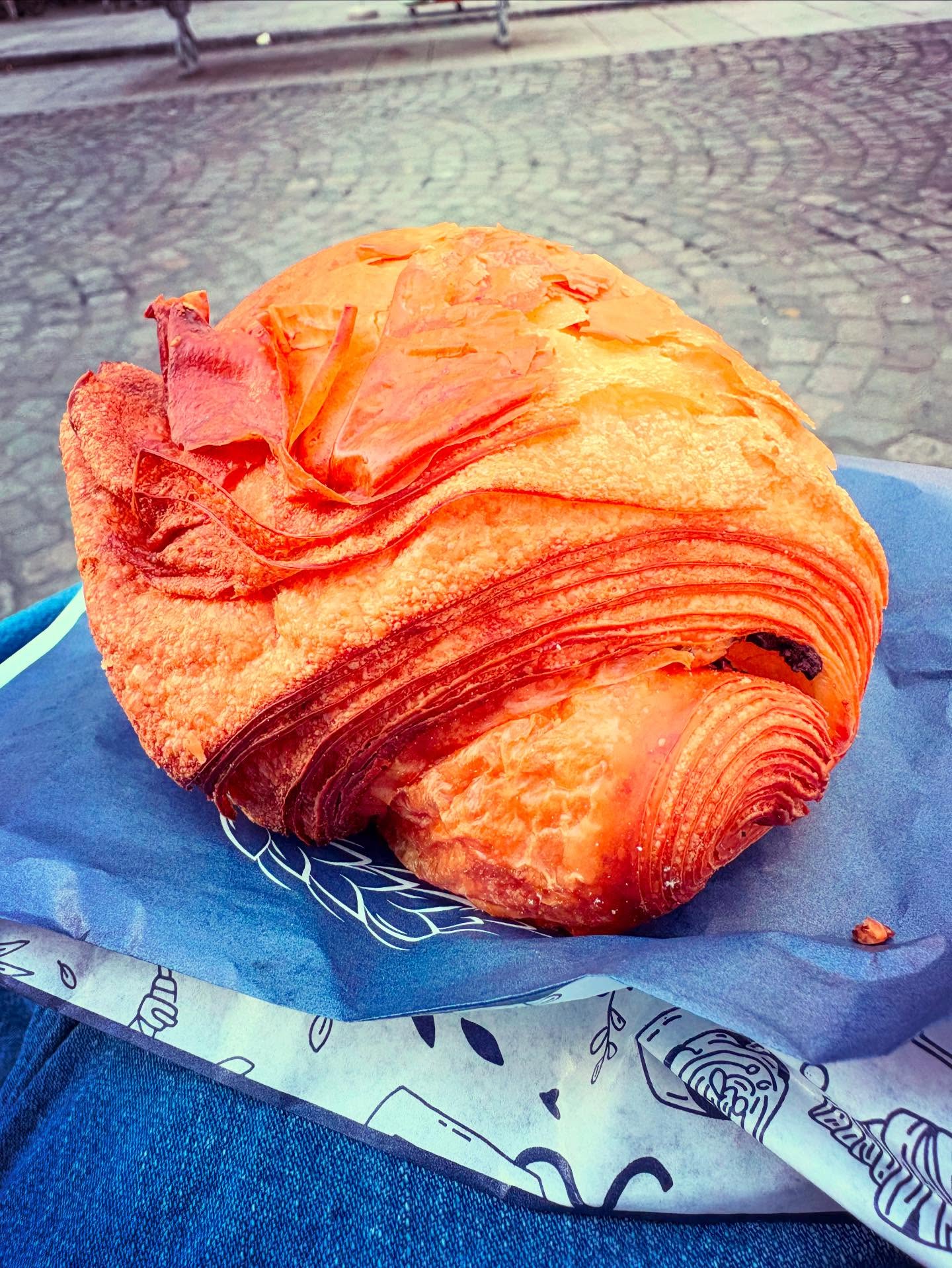 This is so beautiful that I’m doing two grid posts in a row. I made a pigeon very, very happy with the amount of crumbs I dropped because this thing was so gloriously flaky.
#Layers #PainAuChocolat #PetitDéjeuner