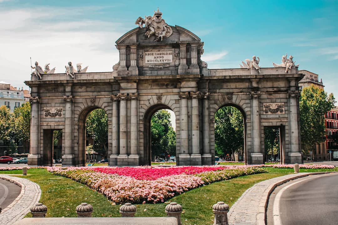 🇪🇦 Oggi facciamo un salto nella capitale spagnola, chi di voi c'è già stato?
🙋🏼♀️ Madrid nunca duerme - Madrid non dorme mai - perché il giorno e la notte si sostituiscono senza annullarsi, dal lavoro si esce e si va al bar per poi ritornare nuovamente al lavoro.
📜Madrid ha una storia di ben 5 secoli ed è situata al centro dell’altipiano castigliano e della stessa Spagna, la si può quindi considerare il punto di partenza di tutti i viaggi del paese.
📸 In foto la Puerta de Alcalà
❓Sapevi che questa porta monumentale inaugurata nel 1778,l si trova accanto al Parco del Retiro? È il punto di incontro di vie rinomate come Calle Alcalá, Calle Alfonso XII e Calle Serrano e rappresenta una delle attrazioni turistiche della città.
✨Di grande pregio i bassorilievi delle cornucopie, incastonate nei fregi degli archi esterni, mentre sopra i tre archi centrali si trovano le teste di leone. Ah dimenticavo, il Monumento è un'opera dell'architetto siciliano Francesco Sabatini
#Madrid #city #spain #photography #photooftheday #travel #travelling #blog #travelblogger #travelwithiaia
#travelEurope #travelling_europe #Europe #amazing #city #flowers #ig_spain #españa #spainvacation