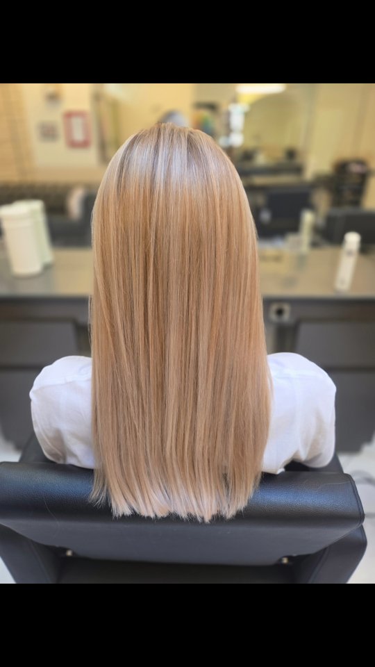 Balayage Blond ✨️
Natürlich. Strahlend. Gesund.
Veredelt mit der K18 Maske - Reparatur, die man sieht. 💕
Blond darf alles sein - Nur nicht strapaziert.
#balayage #blondhaircare #k18 #hairglowup