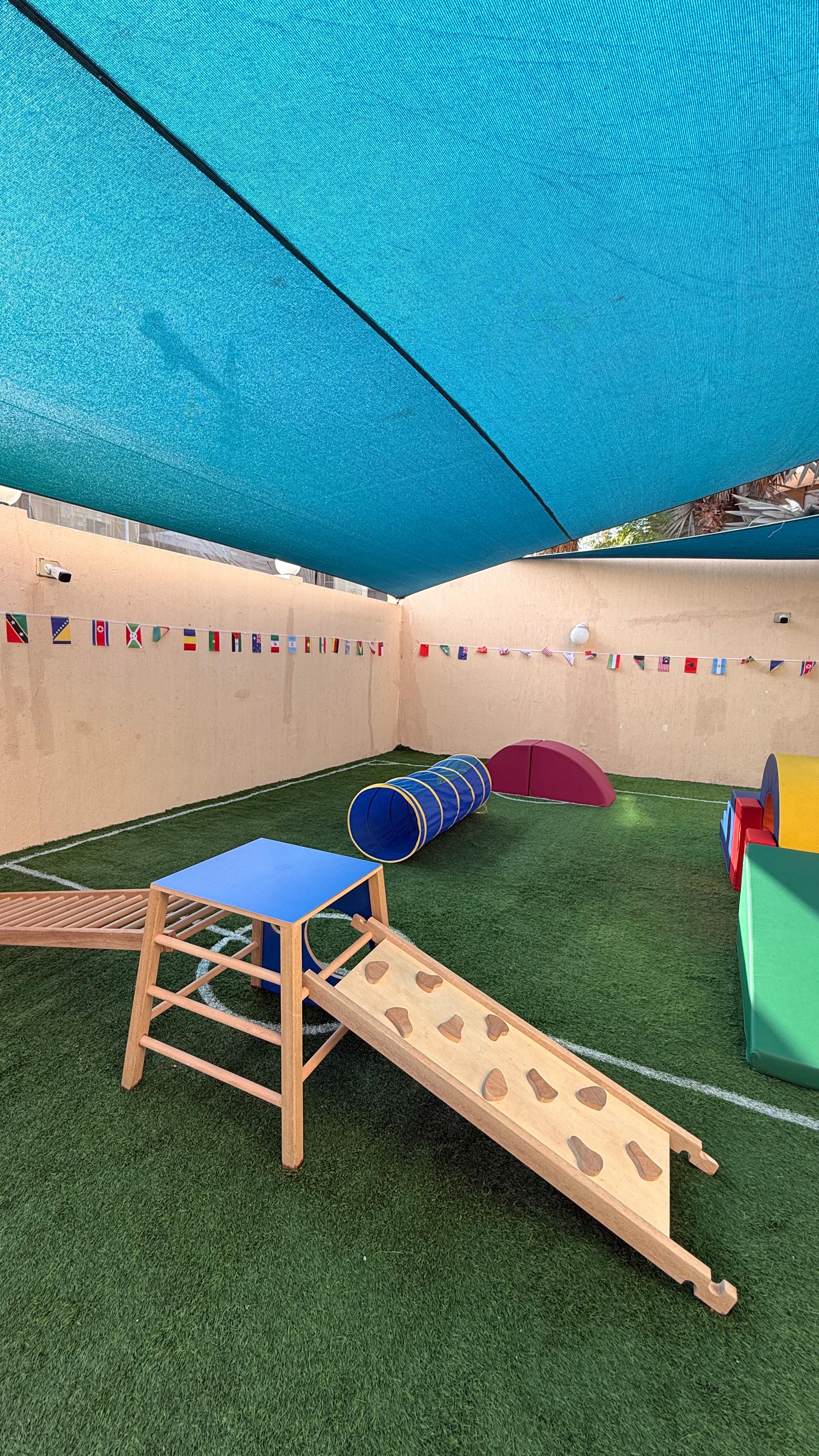 🇫🇷 Jour 2 des Olympiades à La Marelle et déjà le dernier jour !
Aujourd’hui, ce sont nos plus petits qui ont participé aux épreuves avec beaucoup d’enthousiasme et de bonne humeur.
Tout le monde a donné le meilleur de soi-même et chacun est reparti avec sa médaille 🥇
Des sourires, de la fierté et de très beaux moments partagés… une belle façon de clôturer ces Olympiades ✨
Bravo à nos petits champions 💛
⸻
🇬🇧 Day 2 of the La Marelle Olympics and already the final day!
Today, our youngest children took part in the activities with great enthusiasm and lots of smiles.
Everyone did their best and each child received a medal 🥇
So much happiness, pride and beautiful memories to end these Olympics in the best way ✨
Well done to our little champions
#creche #olympiades #nursery #frenchnurserydubai #ecole