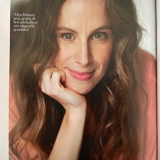 “Mijn lichaam ging op slot. Ik ben een halfjaar niet ongesteld geworden.” Zo vertel ik in het interview in het psychologie magazine over de reactie van mijn vaders overleden op mijn lijf.
Ik herinner me heel goed dat ik dat destijds wel fijn vond. Een concreet bewijs dat er iets in mijn lichaam gebeurde. Aanwezig zijn in mijn lichaam was namelijk waar ik eerder in mijn leven mee worstelde. Vaak bij heftige fysieke pijn schakelde mijn lichaam zich uit. Hoe vaak ik niet flauwgevallen ben. ‘Je bent kleinzerig,’ kreeg ik dan te horen. Maar dat dissociëren uit je lichaam gebeurt onbewust. En niet voor niets.
Als ik dissocieerde, dan werd ik duizelig. Om houvast terug te krijgen ging ik volledig op de ratio. Mijn vader had het ook door als ik in mijn hoofd zat. Hij vond dat lastig. ‘Of ik mijn voeten wel op de grond voelden,’ vroeg hij dan als we samen wandelden. Of: ‘dat ik niet teveel moest piekeren,’ als ik hem over een dilemma vertelde. ‘Dat ik een erg gevoelig kind ben en dat juist bijzonder is,’ als hij merkte dat ik me onzeker voelde. Ik had af en toe het idee dat hij zijn therapiesessies op mij toepaste.
Met de wijsheid van nu denk ik dat ik zijn grootse spiegel was. En ik begrijp ook heel goed waarom hij het niet kon aanzien als het niet goed met mij ging. En me op alle mogelijke manieren probeerde te helpen. Lief bedoeld allemaal. Maar als je kind niet lekker gaat en je wilt iets doen, dan kun je als ouder het beste je eigen shit oplossen, denk ik.
De ironie is. Zijn diepste pijn was afwijzing door zijn moeder (zich niet goed genoeg voelen). Hij wilde mij dat gevoel besparen. Daar deed hij bij leven hard zijn best voor. Maar als hij me iets heeft doen laten voelen met zijn zelfmoord dan is het wel afwijzing (verlatenheid). En dat is helemaal niet erg, want ik kon het helen. Juist doordat hij dat gedaan heeft.
Mijn ziel stond al veel langer te popelen om die pijn te helen. Eerdere kansen – en die waren er genoeg - had ik aan me voorbij laten gaan. Mijn lichaam was er ook hard aan toe, de dissociatie voorbij.
#dissociatie #transformatie #zelfmoord #heling #lichaamswerk #lichaamsgerichtetherapie #verlatingsangst #angstvoorafwijzing #faalangst