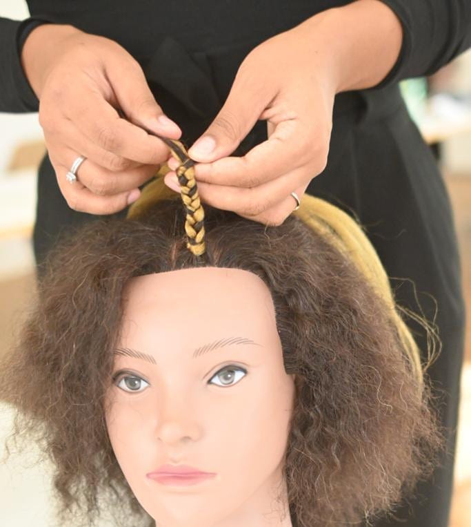 Spart euch in Zukunft lange Wege und viel Geld für Hair Appointments, macht euch unabhängig von Stylisten und lernt etwas, wovon auch noch eure Kinder und Kindeskinder profitieren können🥰
Habt ihr schonmal versucht euch selbst oder euren Kindern Braids zu flechten?🤭 Und wie ist es euch ergangen?
Comment down below👇🏽
#braids #Echthaarübungskopf #kariteclassics #haarworkshop #afrolocken #afrohaare #thursdayvibes #tantemirmir #heidelberg #frankfurt #karlsruhe #mannheim #münchen #hamburg #berlin #hannover