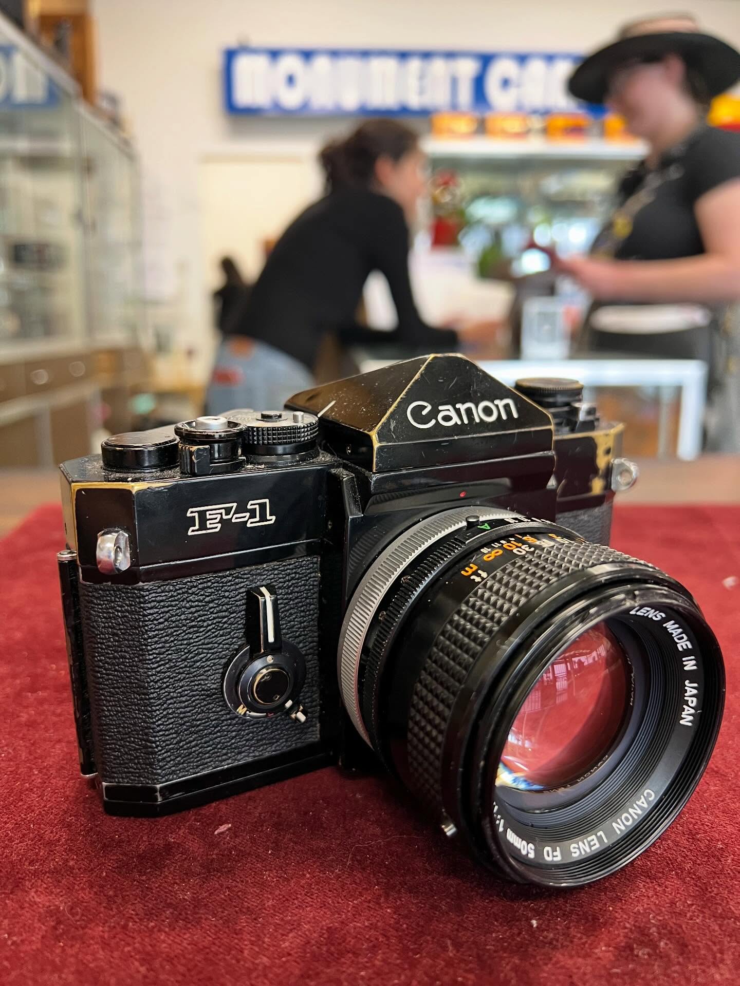 A good ol’ Canon F-1 with a 50mm f1.4 S.S.C. Beautiful brassing like a comfortably worn pair of jeans. #canonf1 #canon50mm14 #canon50mm14ssc #camerastore