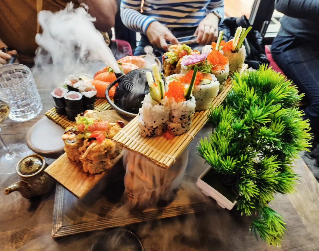 Einmal #sushi mit ordentlich #dampf bitte! 😜 #maki #sashimi #insideoutroll #crispyrolls #schönerabend @geisha.munich #geisha #munichfood #munichfoodlovers #asiakitchen