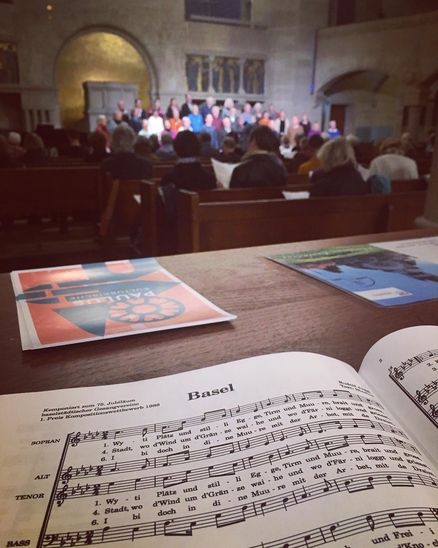 Unser erstes Offene Singen mit den #Singstimmen #Baselland und @siegristjurg #auftakt #debut #premiere #getstarted #startup #openmic #opensinging #singalong #mitsingen #chanter #cantare #choir #choralsinging #pauluskirchebasel #kulturkirche #basel #lovebasel #switzerland #blasius #acappella