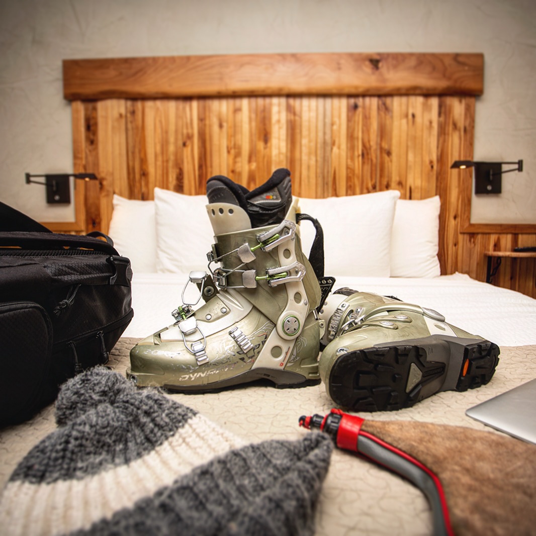 🎿❄️ Start your day gearing up in the comfort of your room, coffee in hand, before heading out for a full day carving fresh lines on the slopes. After the last run, come back and unwind—your perfect ski day starts and ends here. #wallstreetsuitesbendoregon #downtownbend #mtbachelor #centraloregon #dogfriendlyhotels