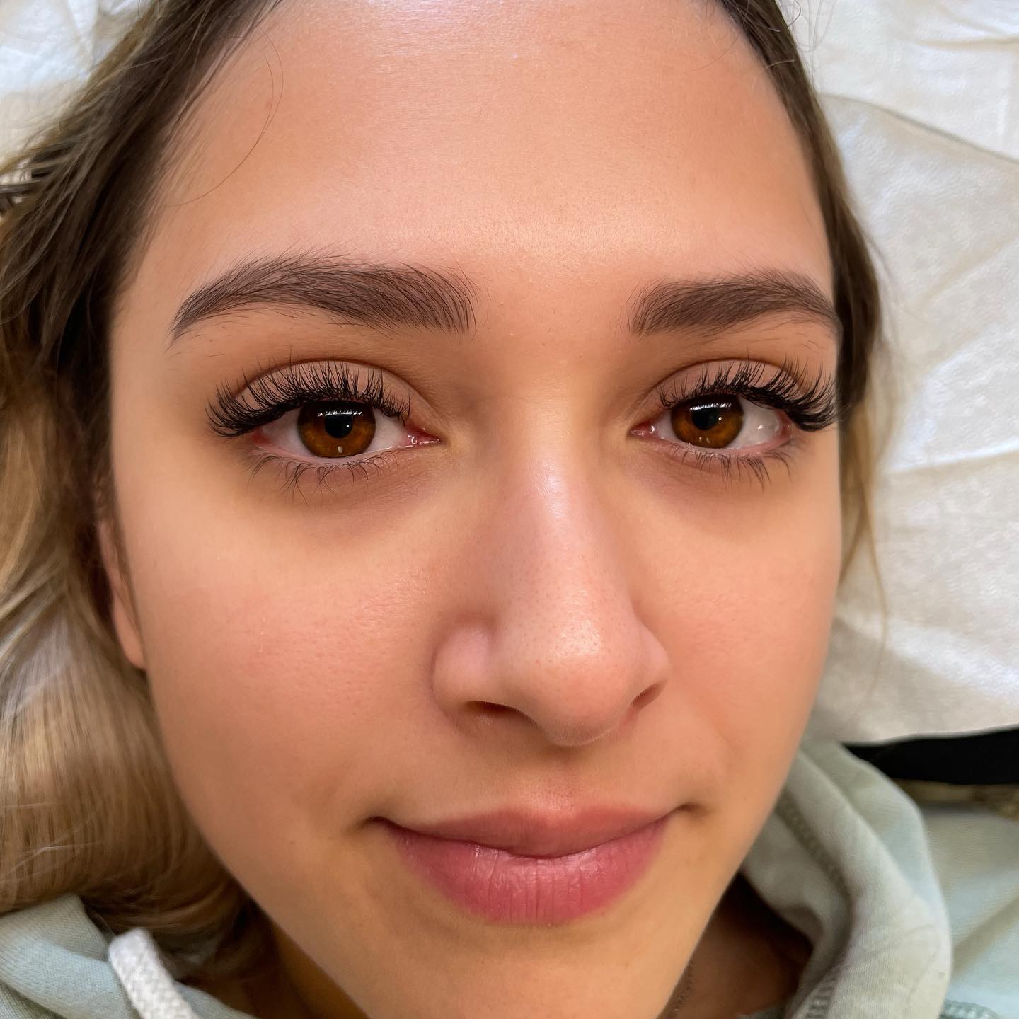 •WEDDING LASHES• my absolute favorite! Lash Extensions are a game changer for your special day. Let the tears flow during the ceremony AND reception without a worry about your makeup—no running mascara or falsies popping off! It’s also highly recommended to keep them on for all the honeymoon festivities 🌙😘 you’ll thank me later! Congrats to the happy couple 🤍