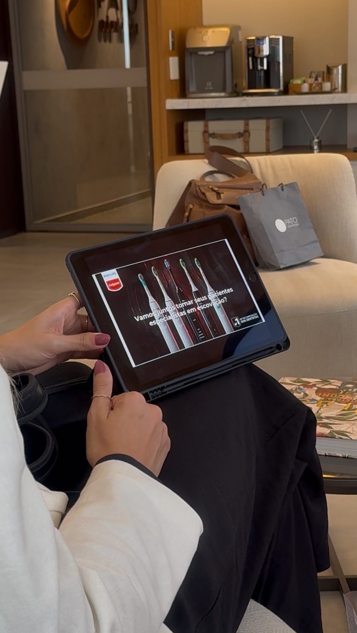 Hoje tivemos uma visita super especial da @brunasantana.consultoracolgate que trouxe as novidades da @colgatebrasil e orientou todos os nossos dentistas sobre o que existe de mais atual no mercado de escovas elétricas, escovas manuais e cremes dentais!
Além disso, recebemos descontos exclusivos e amostras pra que os pacientes também possam experimentar tudo e desfrutar das novidades!