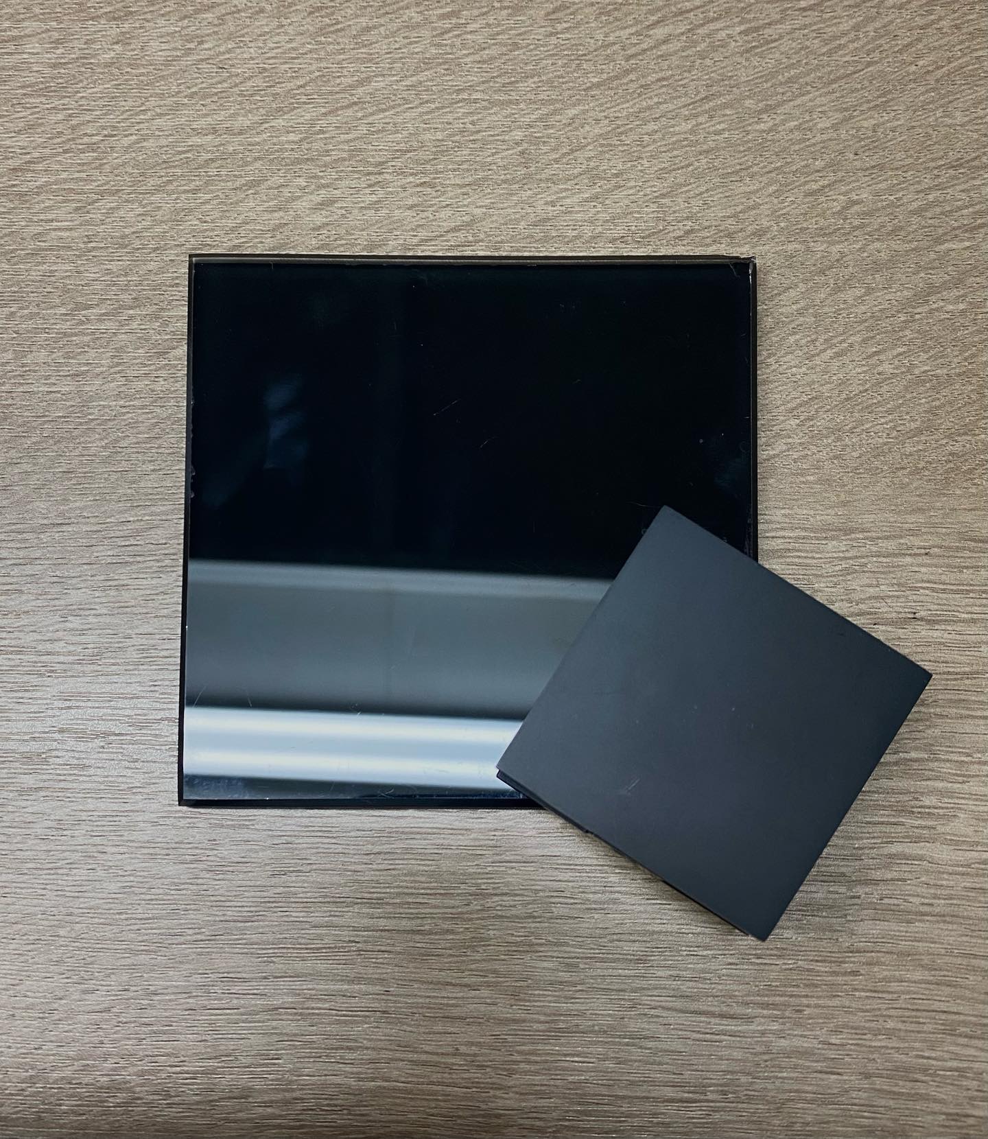 Black Gloss Glass + Black Matte Metal // what a great duo!
.
.
.
.
.
.
#aluminateglass #glassorlando #orlandoflorida #design #commercial #residential #showerdoorsorlando #construction #interiordesign #citybeautiful #decor #orlandoglasswork #glasswork #customglass #floridadesign #letsmaketheObeautiful #igers_orlando