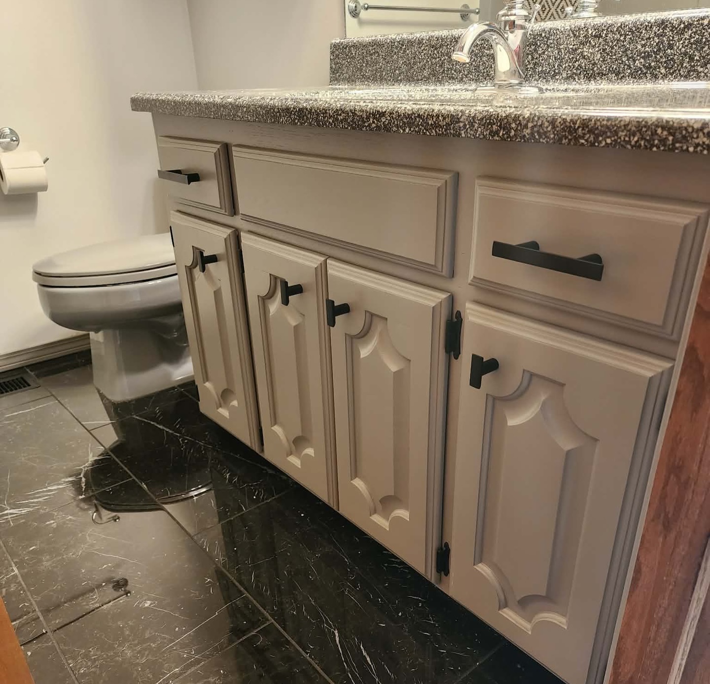 Hall bath glow-up āØ
We took this space from oranged oak to a fresh, modern vibe by refinishing the vanity, hanging cabinets, trim, and full-size door in Sherwin-Williams āSummit Grayā. The homeowner finished off the look by adding modern hardware, pulling everything together for a clean, updated feel.