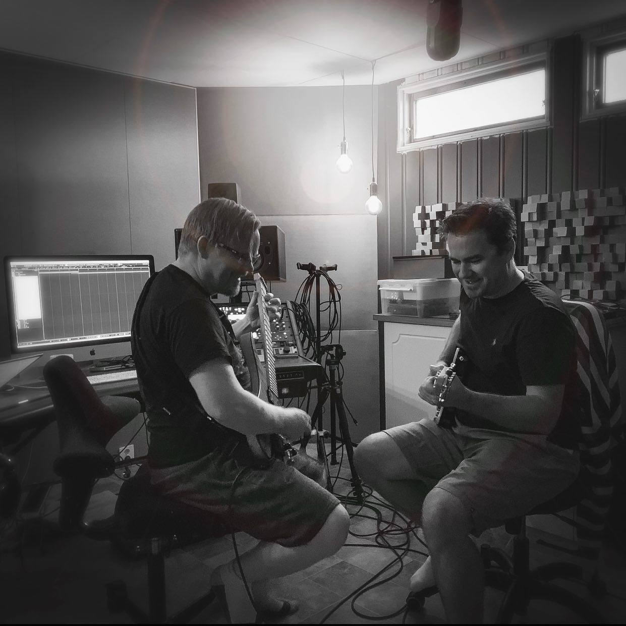 Makin’ music! Simen and Stian trying to find the right notes in Stian’s home studio! #progrock #progmetal #progmusic #progressiverockcommunity #rockmusic #norway #newmusic #norway #hardrockmusic #jazz #newmusic #taskaha #haken #dreamtheater #opeth #leprous #kemper #strandberg #dingwallguitars #tamadrums #musicman #mesaboogie #musicman #taskaha_official
#hurumrock #welåverock #progrockfestival #livemusicnorway
