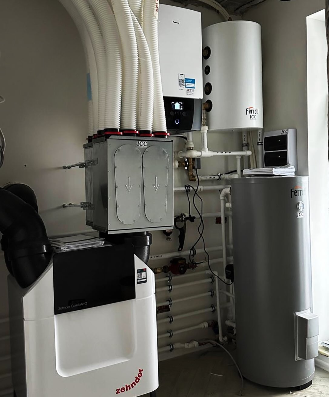 Cameră tehnică executată corect, fără compromisuri.
Ventilație cu recuperare de căldură #Zehnder
Pompă de căldură #Daikin
Boiler și puffer #Ferroli
Totul gândit pentru eficiență, fiabilitate și service ușor în timp.
Detaliile fac diferența.
#hvac