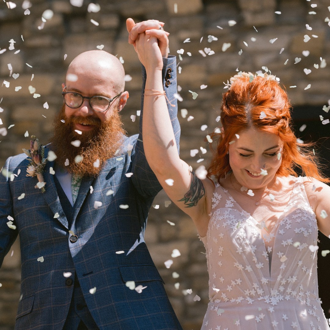 Y así comenzó nuestro 'para siempre'.
Confeti en el aire, manos unidas y amor en nuestros corazones.
Steve & Sara - Gloucester
#amoreterno #reciencasados #bodadeensueño #amorverdadero #vivanlosnovios #juntosparasiempre #lluviadeamor #diainolvidable #felicesparasiempre #celebrandoelamor
#siquiero #wedding #weddingday #boda #bodas #fotodeboda