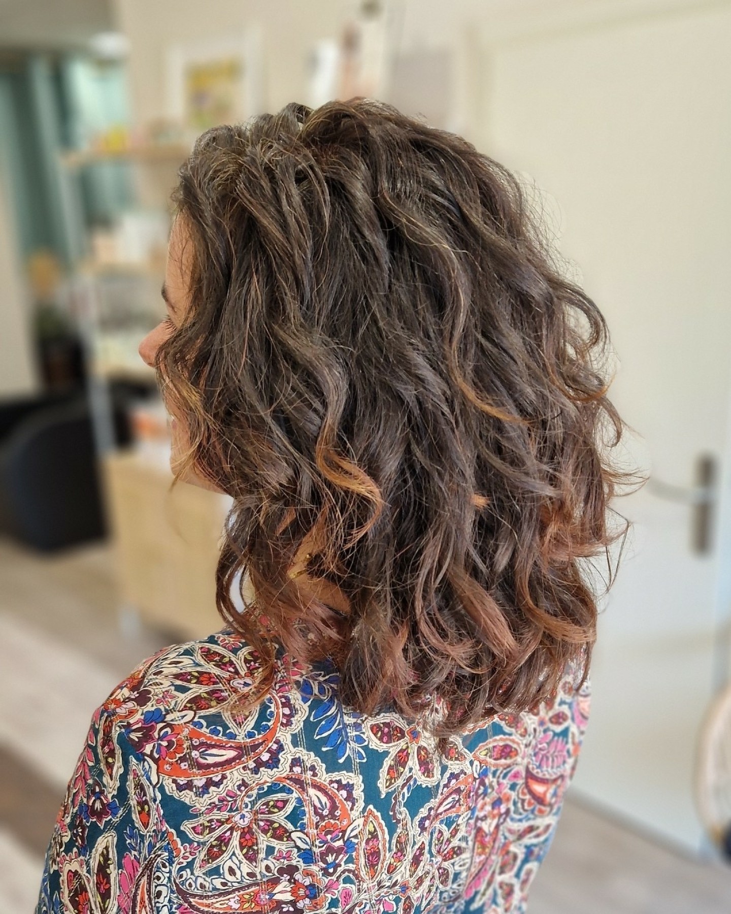 Marie est en coloration végétale depuis plus d’un an, et quelle évolution !
Avant team brushing, on est passés à la routine boucles depuis quelques mois… et le résultat est splendide : naturel, sain et lumineux ✨
Cette fois, on a éliminé les derniers restes de coloration chimique pour repartir sur une base encore plus douce.
👉 Et si toi aussi, tu ne connaissais pas ta vrai texture ?