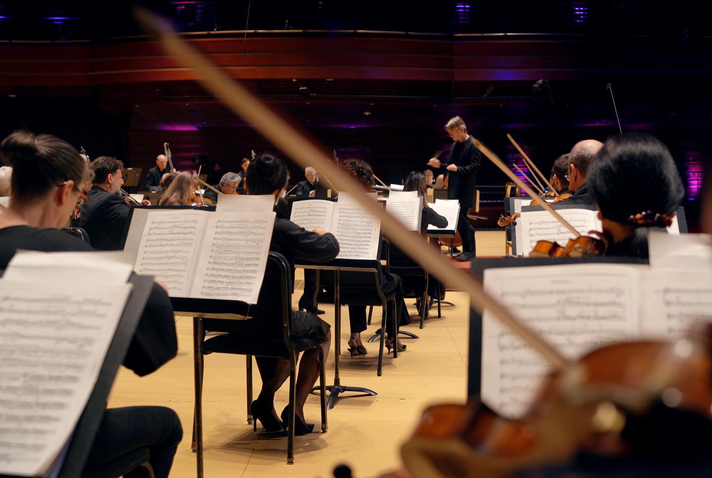 Back in July, we spent an amazing day capturing this special program with @philorch led by @esapekkasalonen.official and featuring @yefimbronfman. We utilized 21 cameras shooting in 4K to make sure that the audience can see this performance in the most creative way. It premieres tonight and will be streamed till August 12, so make sure to catch it!
#philorch #esapekkasalonen #yefimbronfman #rectoday #verizonhall #kimmelcenter #musicvideo