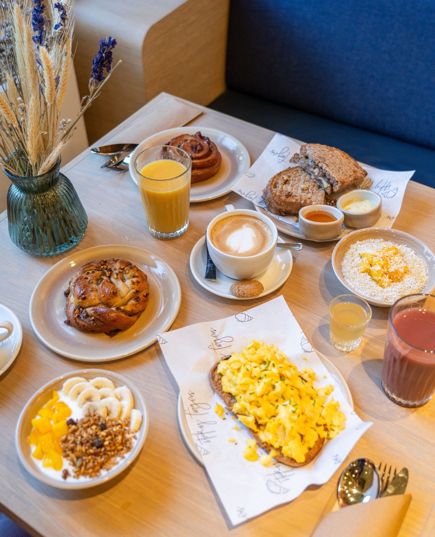 Start your morning the right way with our breakfast deal – get a yogurt bowl, a toastie, a pastry (up to availability), a fresh juice, and a coffee for just €22,50. ✨️
Available everyday until 11:30AM in Utrecht and 1:30PM in Amsterdam.