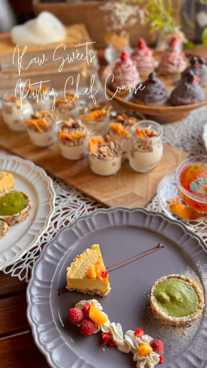 〜 𝑹𝒂𝒘 𝒔𝒘𝒆𝒆𝒕𝒔 𝒑𝒂𝒕𝒊𝒔𝒔𝒊𝒆𝒓 𝒄𝒐𝒖𝒓𝒔𝒆 〜
ロースイーツパティシエ講座
(後出し講座レポ)
✻ Rawベリーモンブラン
✻ Raw 栗カップスイーツ
✻ Raw オリジナルケーキ
植物は、実りの瞬間に
その生涯の叡智をそっと差し出してくれる
果実や種に宿るのは
「満ちる」ことを知った魂の記憶
完成されたそのエネルギーを
ありのままいただくロースイーツは
植物と私たちが深く共鳴する
祝福のかたちかもしれない
𓊯 Raw Berry Mont Blanc Cake
(ローベリーモンブランケーキ)
ベリーは、
内なる女性性とハートを目覚めさせる果実
そしてモンブランのやわらかな曲線は
感情をやさしく抱きしめ、解放へと導く
甘酸っぱさの奥に広がるのは
「私はここにいていい」という安心感
𓊱 Raw chestnut cup sweets
(ロー栗カップスイーツ)
大地のエネルギーをたっぷり蓄えた栗は
グラウンディングと豊かさの象徴
一口ごとに
不安や揺らぎを足元から整え
現実を生きる力を静かに呼び覚ます
今日この瞬間、
あなたが受け取った恵みが
心と身体、そして魂を
やさしく満たしていきますように𓂃𓈒𓂂𓏸
……
ロースイーツの基礎からプロ並みの技術を学びたい方
心と身体、そして魂から喜ぶ
ロースイーツ作りをしてみたい方
🌿今年度の講座受講生を募集です🌿
本年初回開講は3月を予定
(日程調整は可能 ※お気軽にご相談ください)
素材の味、
栄養素を大切に…
ただシンプルに素材のことを考えたスイーツ
自然に還る食生活が大切にされ始めた昨今
自分だけではなく
家族や友人の体を想いながら
楽しめるのがロースイーツです
基礎〜ご自分でアレンジがきかせられるように
サポートしてまいります!
------------------
〜 𝑹𝒂𝒘 𝒔𝒘𝒆𝒆𝒕𝒔 𝒑𝒂𝒕𝒊𝒔𝒔𝒊𝒆𝒓 𝒄𝒐𝒖𝒓𝒔𝒆 〜
ロースイーツパティシエ講座
✤ 4時間×6回
◆𝟣𝟢:𝟢𝟢〜𝟣4:00
(月2回×3ヶ月※開催日または間隔につきましてはご相談ください)
🌱 認定校制度あり
🌱 オンラインサロン『Veフォルダ』6か月間無料
🌱 教室開催 可能!
詳しくはプロフィール @lohasticのリンクより
HP内の講座をご覧ください。
˚°ºᵒ•♡•ᵒº°˚♢°ºᵒ•♡•ᵒº°˚♢°ºᵒ•♡•ᵒº°˚
《レッスンスケジュール》
1〜3人制
プライベート少人数レッスン
別アカウントのスケジュールも入るため随時更新。
気軽にDMにて
お問い合わせください。
⁎⑅⃝⁎୨୧⁎⑅⃝⁎୨୧⁎⑅⃝⁎୨୧⁎⑅⃝⁎୨୧⁎⑅⃝⁎୨୧⁎⑅⃝
《募集中講座》
🌿ロースイーツパティシエ認定講座
→ロースイーツのノウハウを学びます
🌿ローショコラパティシエ講座
→ローチョコレートに特化した講座です
🌿他リクエスト可能
🌹花おはぎレッスン
ヴィーガン仕様のあんこを使った可愛いお花絞り
🌹ショコラフラワー講座
仕様の違う3種類のチョコレートでお花絞り
🌿𝒍𝒐𝒉𝒂𝒔𝑻𝑰𝑪 は
日本ヘルシーフード協会
『ロースイーツパティシエ』
『ローショコラパティシエ』
𝒓𝒂𝒘&𝒓𝒂𝒘認定校になります
@ve_tree_
🍎発酵料理教室 円居認定講師
🌹社)𝑨𝑳𝑨
『ショコラフラワー認定講師』
になります
*+*+*+*+*+*+*+*+*+*+*+*+*+*+*+*
☆𝑳𝑰𝑵𝑬 (𝑰𝑫→@𝟥𝟩𝟨𝗊𝗎𝗏𝗅𝗂)のお友達追加で
ロースイーツレッスンがお得に受けられるクーポン配布中♡
*・゚゚・*:.。..。.:*・゚゚・*:.。. .。.:**・゚゚・*:.。..。.:*・゚゚・*:.。.
《𝒍𝒐𝒉𝒂𝒔𝑻𝑰𝑪 𝒔𝒘𝒆𝒆𝒕𝒔》
#ロースイーツ #発酵スイーツ #植物療法 #花おはぎ
#スピリチュアルサロン