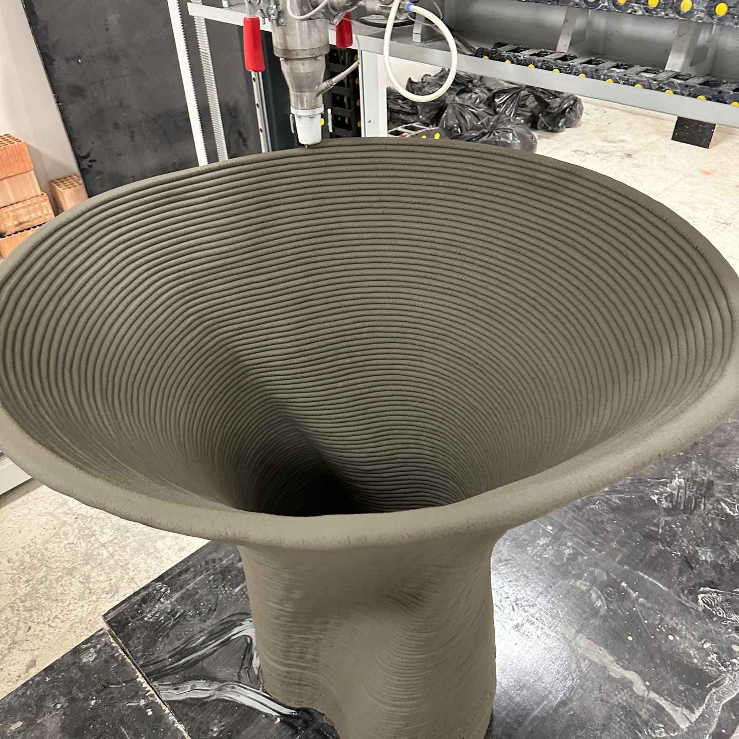 A continuous spiral wall with a variable radius profile.
The geometry transitions smoothly from a narrow base
to a widened upper section,
maintaining uniform layer spacing and consistent extrusion.
The form is defined by uninterrupted circular toolpaths,
resulting in a seamless surface and controlled curvature
throughout the build height.
#3dconcreteprinting
#spiralgeometry
#layeredmanufacturing
#continuouspath
#roboticfabrication
#digitalconstruction