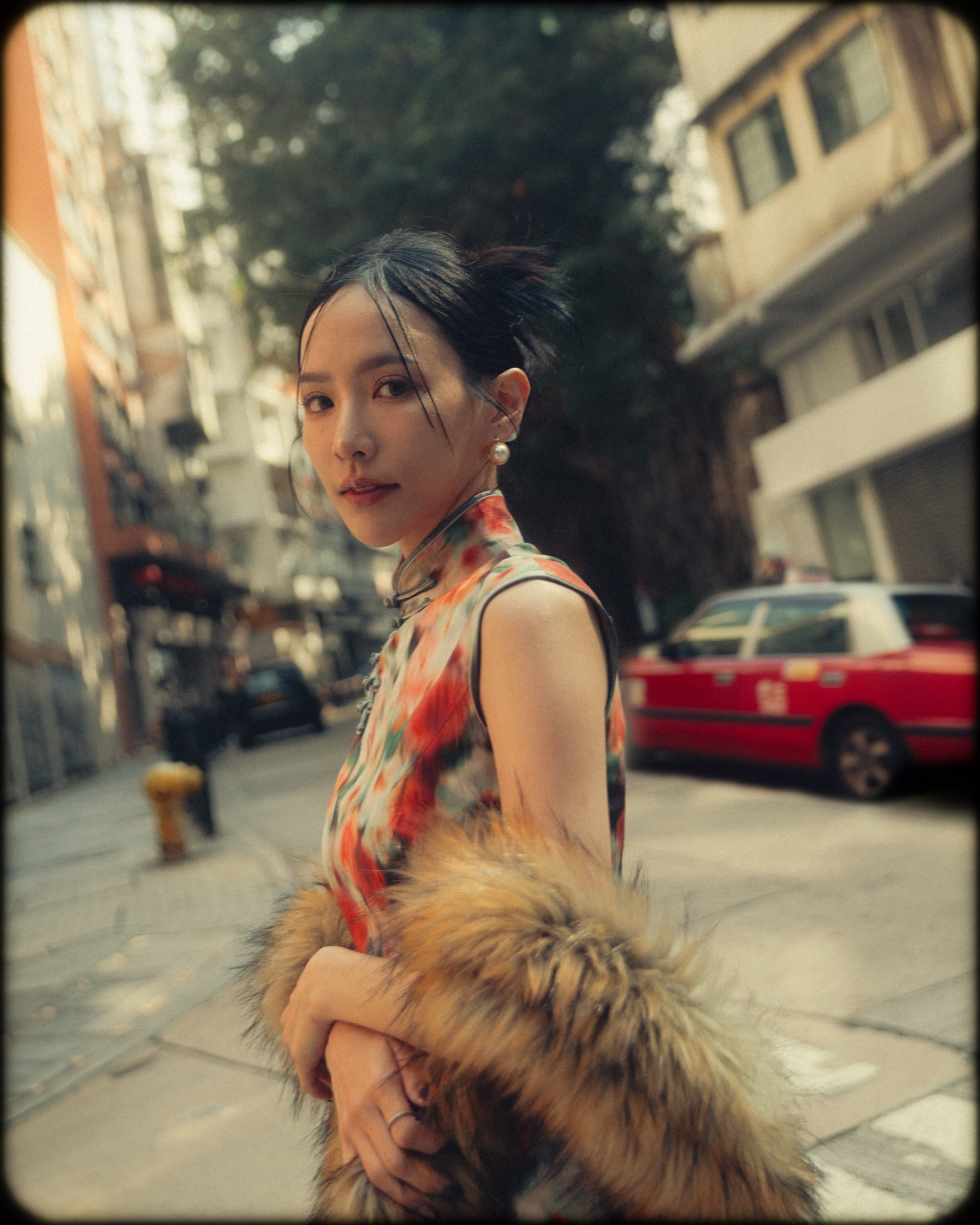 Another story of a spontaneous photoshoot with strangers, but this time in the bustling streets of Hong Kong 🚗🙂↕️!!
The entire time we were walking around, I kept thinking how cool it would be to have someone wearing a qipao to be walking in the streets, and somehow.. I spotted this couple 😭 had to run across the street to ask if they would be down for some flicks ahaha so we shot for about 5 minutes and got these :”)📸
So excited to be back shooting more this weekend, HK is so photogenic
Thank you @piglettickle & @bboyowodog for stopping🥹
.
.
#hongkongstreetphotography #hongkongphotographer #hongkong #qipao #hkphotoshoot