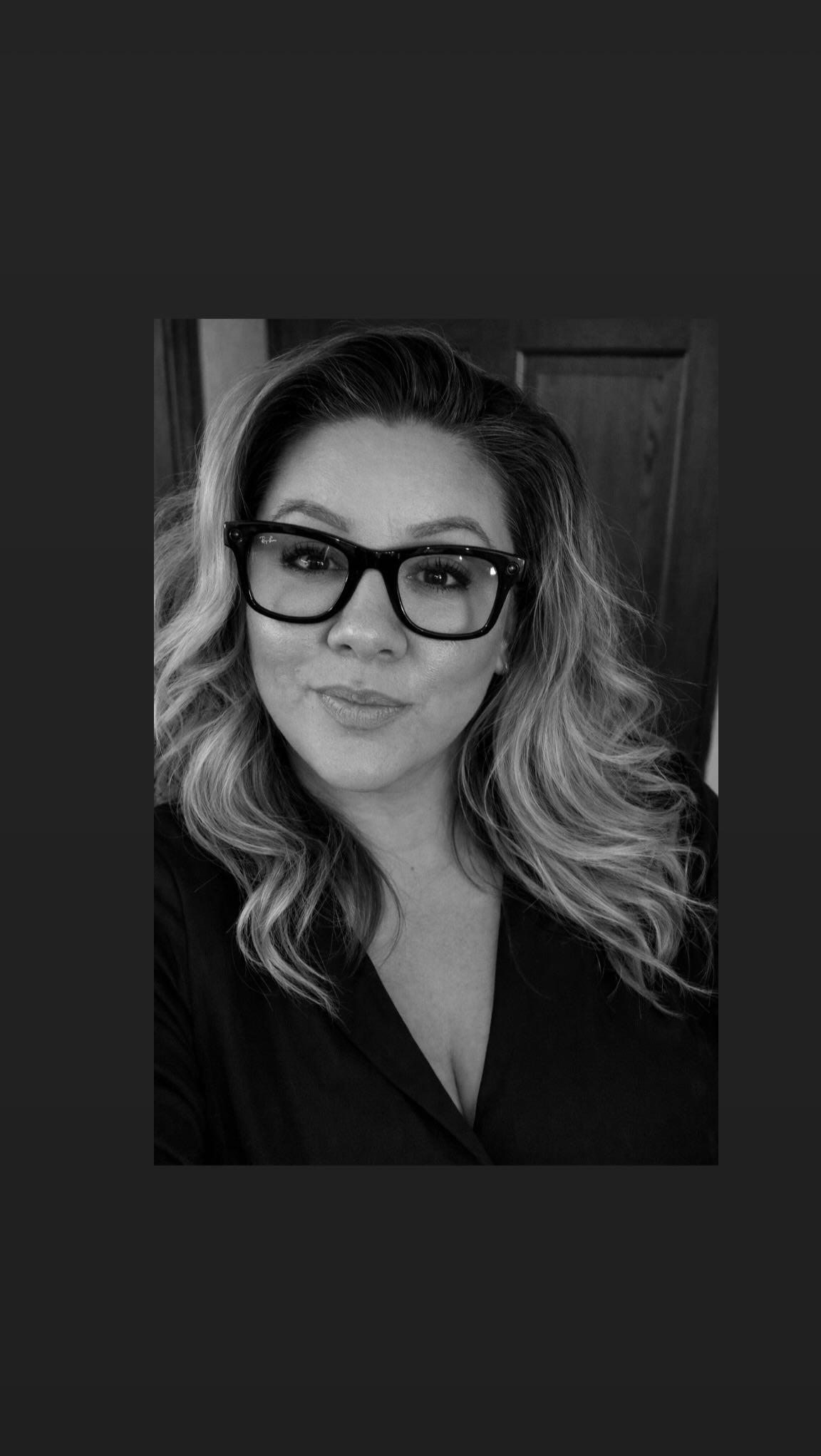 Okay… I had big plans for my Meta glasses 😅
Like: recording my artistry, behind-the-scenes, hands in action, the whole vibe.
Reality check:
• My hair blocks half the shot
• I shake when I talk or blend
• I tilt my head WAY too much
• And the angles + color? 🫠 major fail
So now I’m curious…
Any beauty pros actually cracked the code with these??
How are you getting GOOD content with them?!
Drop your tips before I throw these in my kit and pretend they never happened 😂🤍
#beautyprolife #behindthebrush #muaonthego #hairandmakeupartist #makeupartistlife #hmubts #bridesquadlife #artiststruggles #contentcreators #beautycontentcreator #reallifeofamakeupartist #workingartist
#bridalmakeupartist #weddingmakeupartist #bridalhmua #weddingbeautypro #bridalhairandmakeup #californiaweddings #napaweddings #bayareaweddings #bridalbusiness