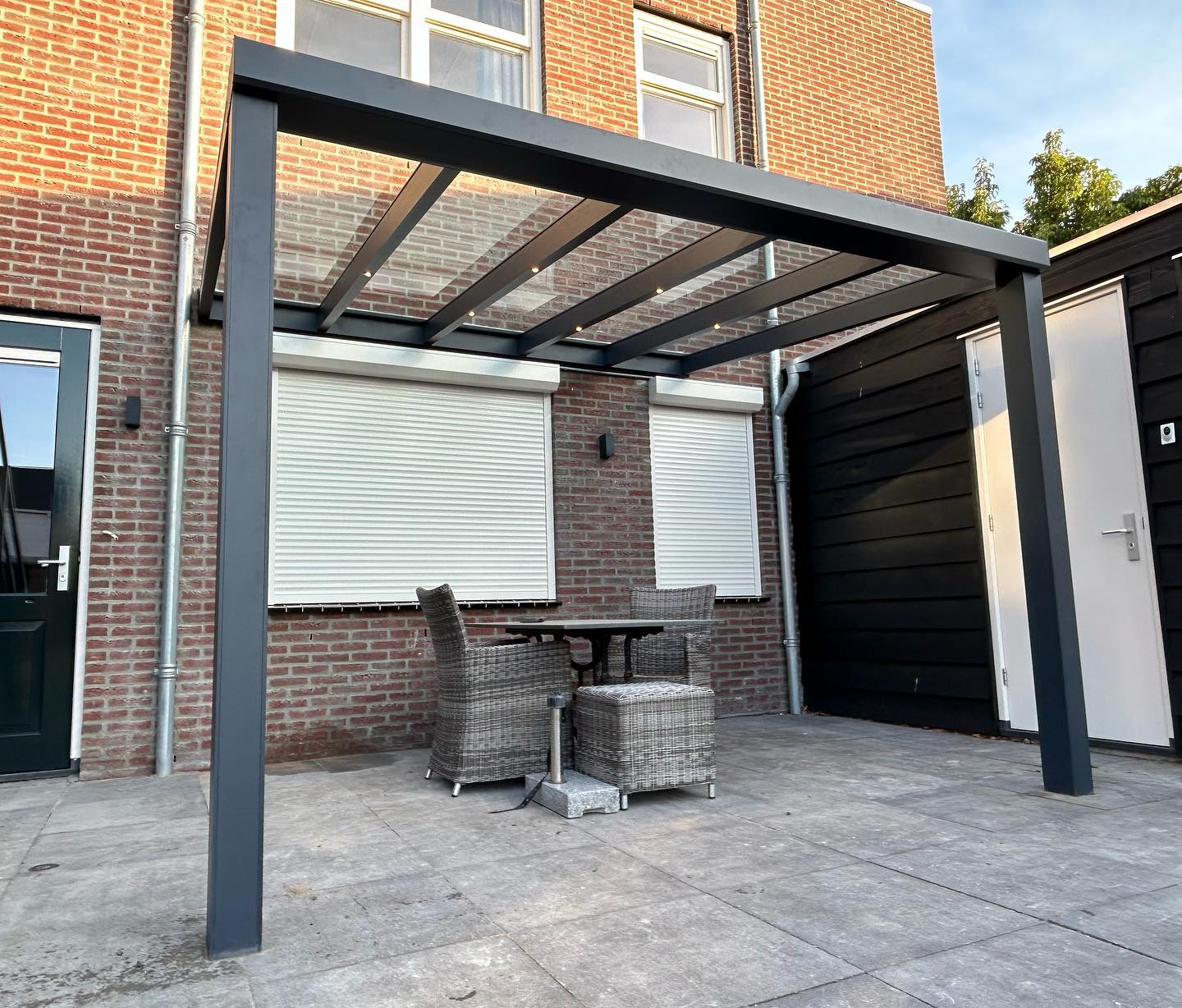 Deze mooie aluminium Ledro overkapping mogen plaatsen van @verano_nl voor een gewaardeerde klant. De overkapping is uitgevoerd met 44.2 veiligheids glas en verlichting incl. afstandsbediening. Het frame is gepoedercoat in de kleur antraciet structuur VS716, dat maakt het plaatje compleet. Ook interesse gekregen? Stuur geheel vrijblijvend een E-mail naar: info@ooteszonwering.nl #verano #overkapping #aluminum #duurzaam #straatwerk #totaaloplossing #buitenleven