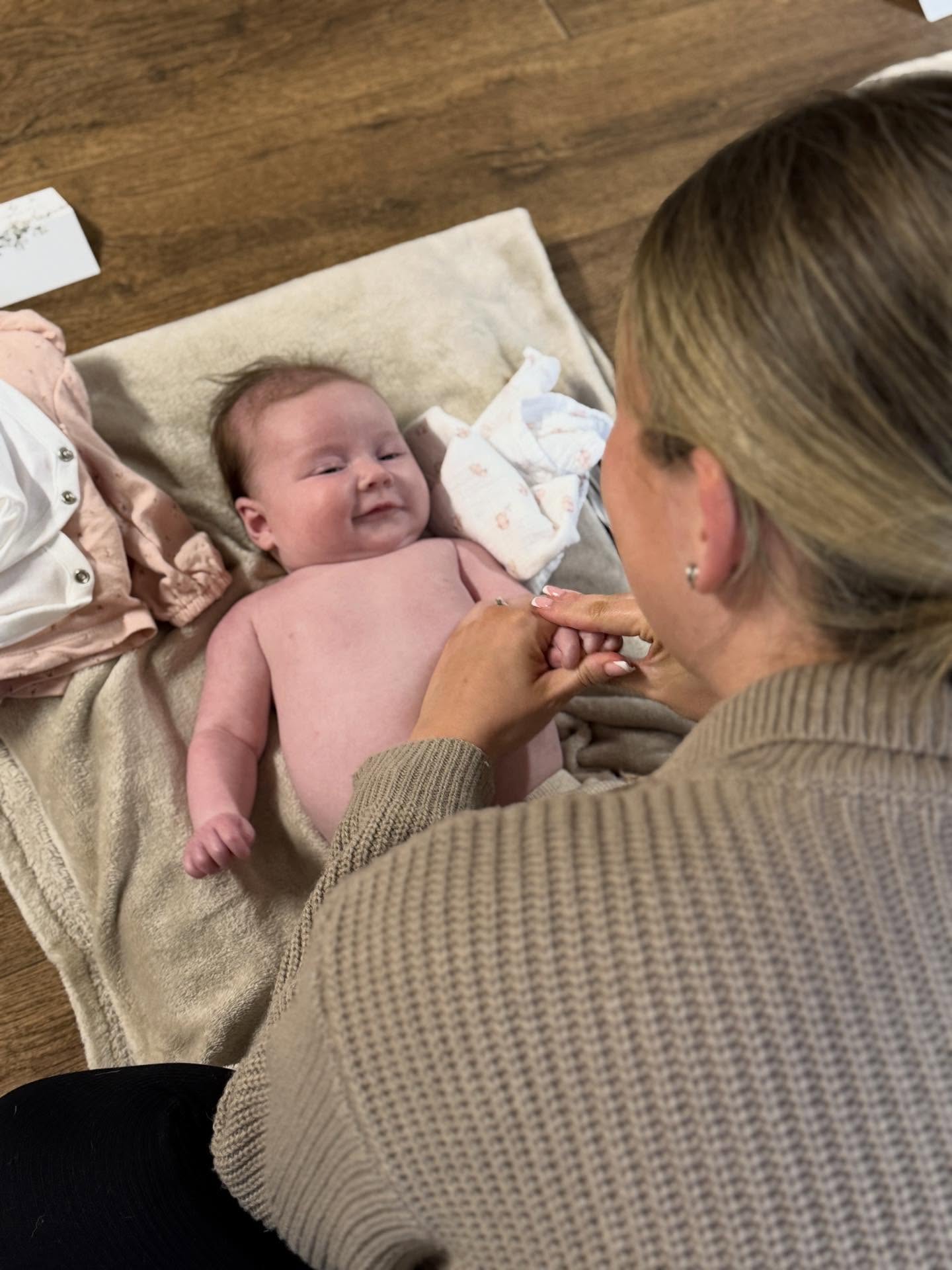 This week the babies either couldn’t stop staring at their mums and dads, or they were being very curious and looking at everyone else. Either way… totally gorgeous xx lots of you signing up to my Feb baby massage classes and I can’t wait xx are you joining us? X