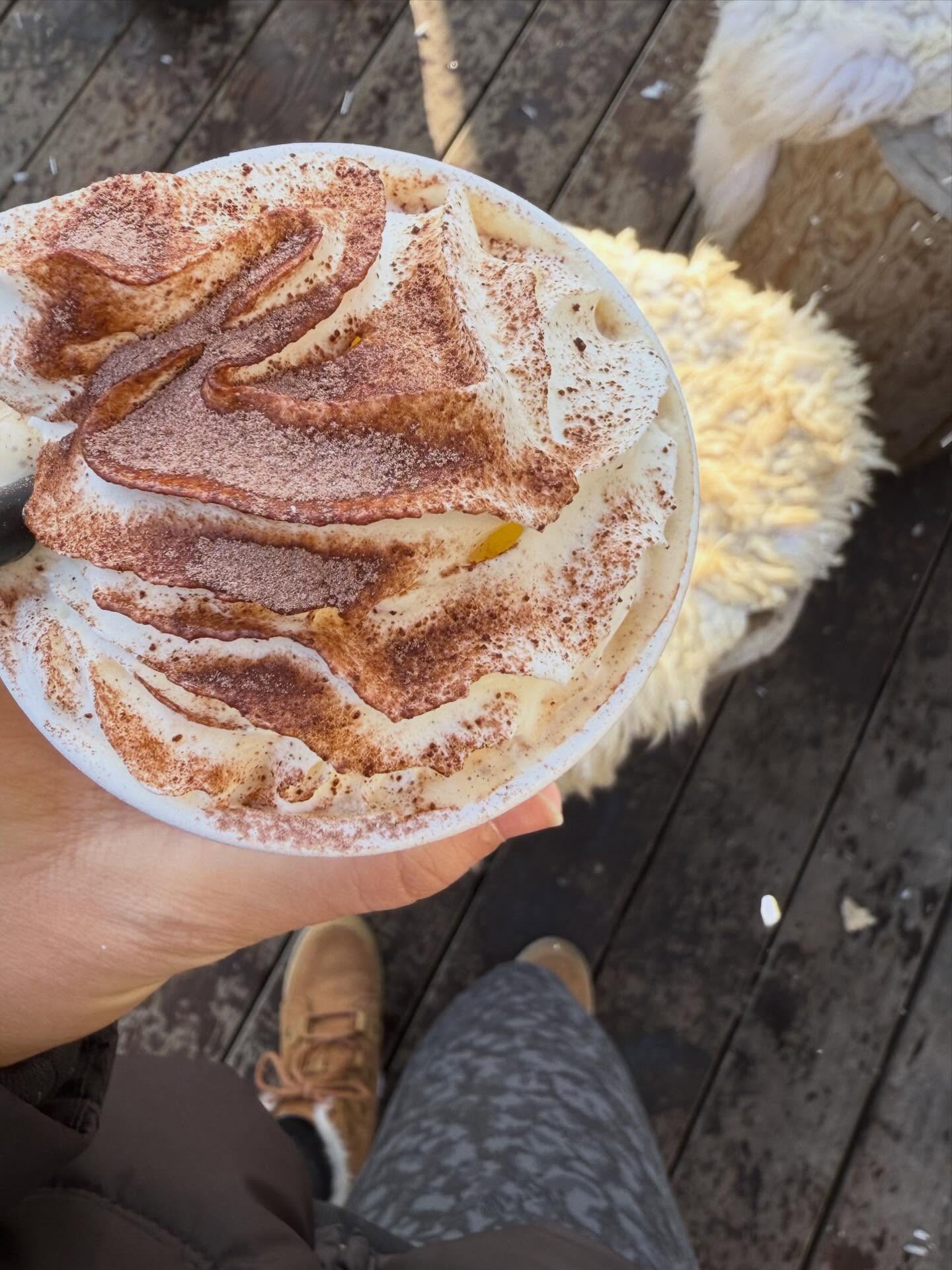 Was löst dieser Anblick bei dir aus? Kannst du dieses Getränk geniessen, ohne schlechtes Gewissen? Passt es in deinen Alltag? Darfst du dir das erlauben? 🤔
Ich erkenne zunehmend, dass solche Gedanken in fast all meinen Beratungen aufkommen. Nicht nur Einzelne sind betroffen, sondern meiner Meinung nach sind Ess- oder auch Zyklusstörungen ein gesellschaftliches Problem.
Mir ist wichtig, das zu thematisieren und hier klar gegen die Diätkultur und übertriebene Selbstoptimierung präsent zu sein. Raus aus dem Vergleich, rein in die eigene Wahrnehmung 🙏🏻
Dies mit Leichtigkeit, Sanftheit und ohne Druck - denn genau davon brauchen wir alle mehr ✨
#ernährungsberatungzürich #psychologie #essstörung #yoga #wohlfühlgewicht