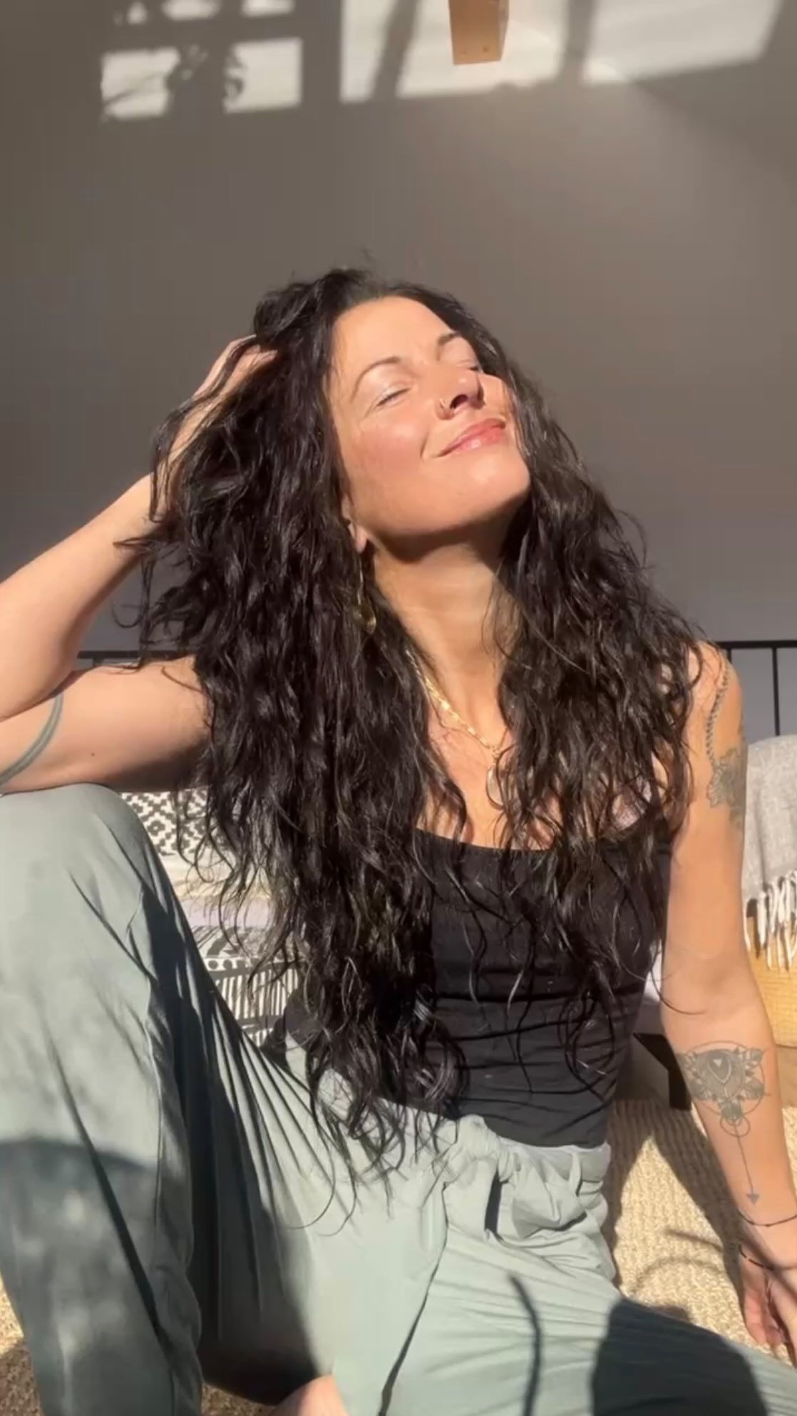 Natur pur
„Plant Power” für deine Haare🌿
Herkömmliche Haarfarben sind ein bunter Chemikalien-Cocktail, die hormonwirksam sind und sich schädlich auf deine Gesundheit auswirken können.
Ich gönne meinen Haaren deshalb regelmäßig eine pflanzliche „Wellness“ Packung mit den Healing Herbs von @noelie.organicbeauty
Pflegende und 100% natürliche Haarfarben mit reiner Plant Power! Kennst du die Farben schon?
Sie sind vegan, nachhaltig und in Deutschland hergestellt und tragen die international höchstmögliche Bio-Zertifizierung “Cosmos Organic”. Durch die patentierte liposomale Formulierung bauen sie das Haar von innen nach außen auf, anstatt es zu schädigen wie etwa synthetische Farben.
Die „Healing Herbs“ enthalten zum Beispiel Heilkräuter wie Basilikum, Malve, Mädesüß, Lavendel…und viele Superfoods, die deine Haare nicht nur färben, sondern auch pflegen und stärken! Die Pflanzen werden ausschließlich in Gebieten und Ländern angebaut, wo die Böden eine größtmögliche Schadstoff-Freiheit gewährleisten und die Anbaubedingungen so konstant wie möglich sind. Nach der Ernte wird jede Lieferung auf Qualität, Reinheit und Wirksamkeit geprüft, um Genmanipulationen und Belastung durch Fungizide, Pestizide und künstliche Düngemittel auszuschließen.
Die pflanzlichen Haarfarben bieten eine gesunde Alternative zu chemischen Haarfarben und je öfter angewendet, desto intensiver wird das Ergebnis!
Die Pflanzenfarben halten etwa 6 Wochen und auch graue Haare werden super abgedeckt!
Ich bin sehr happy mit dem Ergebnis!
Die Natur bietet alles, was wir zum Strahlen brauchen 🤍
Ich hab einen tollen 10% Rabattcode für euch: MELANIE
Spare auf das ganze online Sortiment! Gültig von heute 21. bis 23.Jänner 2026!
Schaut gern bei NOELIE vorbei und lasst euch persönlich per WhatsApp beraten! 🤍 +49 611 8800 9812
Hast du schon Erfahrung mit den Haarfarben oder noch Fragen dazu?
Alles Liebe, eure Meli mint
#noelie #pflanzenhaarfarben #haircolor #greenbeauty #plantpower #hair #naturalhair #naturelover #naturpur #naturalbeauty