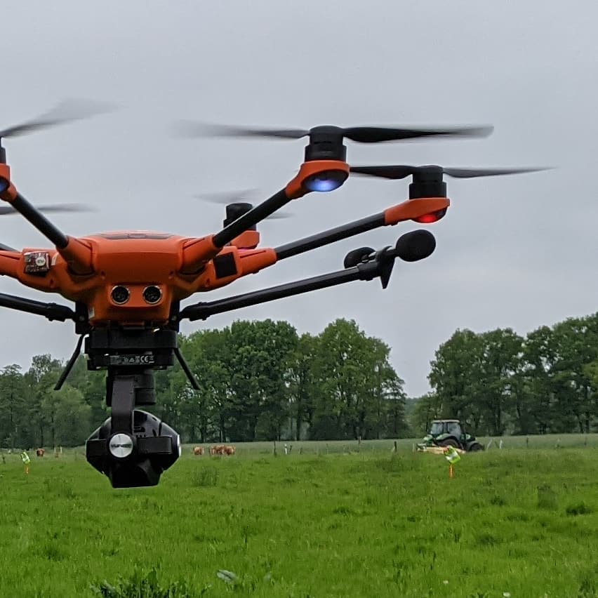 Der perfekte Ablauf 👍 Die Fläche ist abgesucht, ein Kitz konnte gesichert werden und direkt danach beginnt der Landwirt zu mähen. Die enge Zusammenarbeit aller ist das Entscheidende ☝️
#rehkitzrettunghannover #rehkitzsuche2021 #rehkitz #rehkitzrettung #rehkitzsuchehannover #landwirtschaft #Mahd