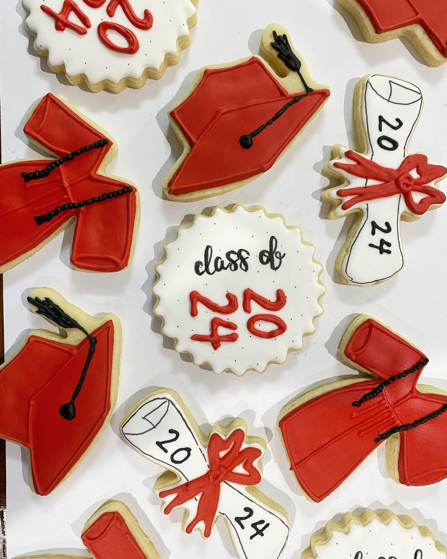 #graduation #graduation2024 #graduationseason #classof2024 #capandgown #sugarcookies #sugarcookiesofinstagram #sugargram #decoratedcookies #celebrationcookies #cookiegram #royalicing #sweetartcookiesllc