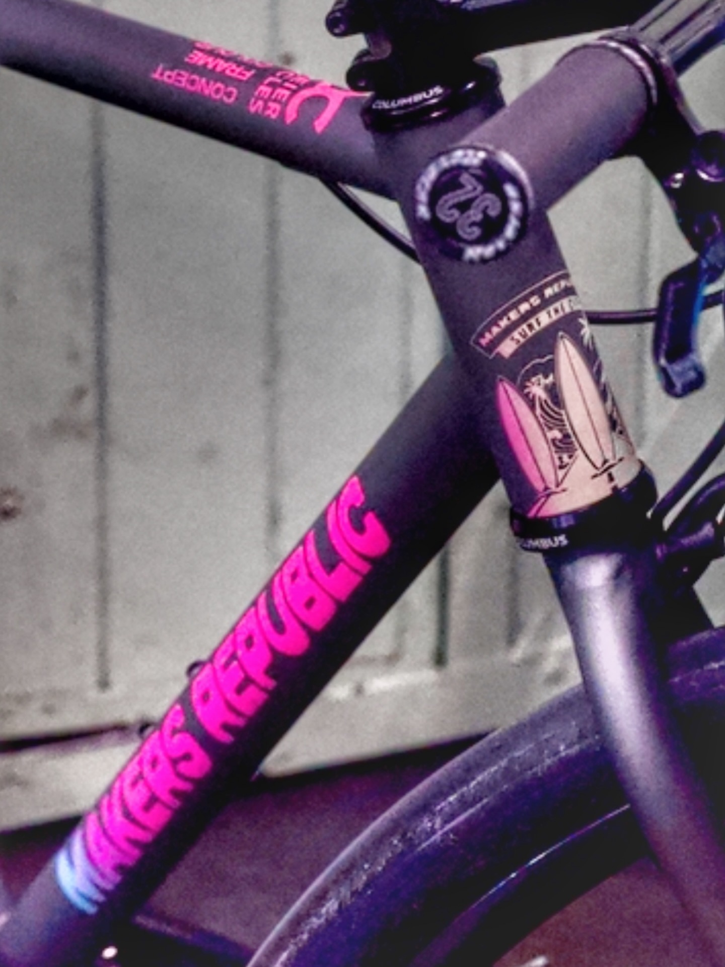 In the late 80s, when I still saw the city as a giant surf and skate playground, every bench, every curb, every ripple in the asphalt was like an opportunity to experience that gliding sensation. I think the skaters among you know what I’m talking about. This bike actually brings that feeling back to me – surf the city!