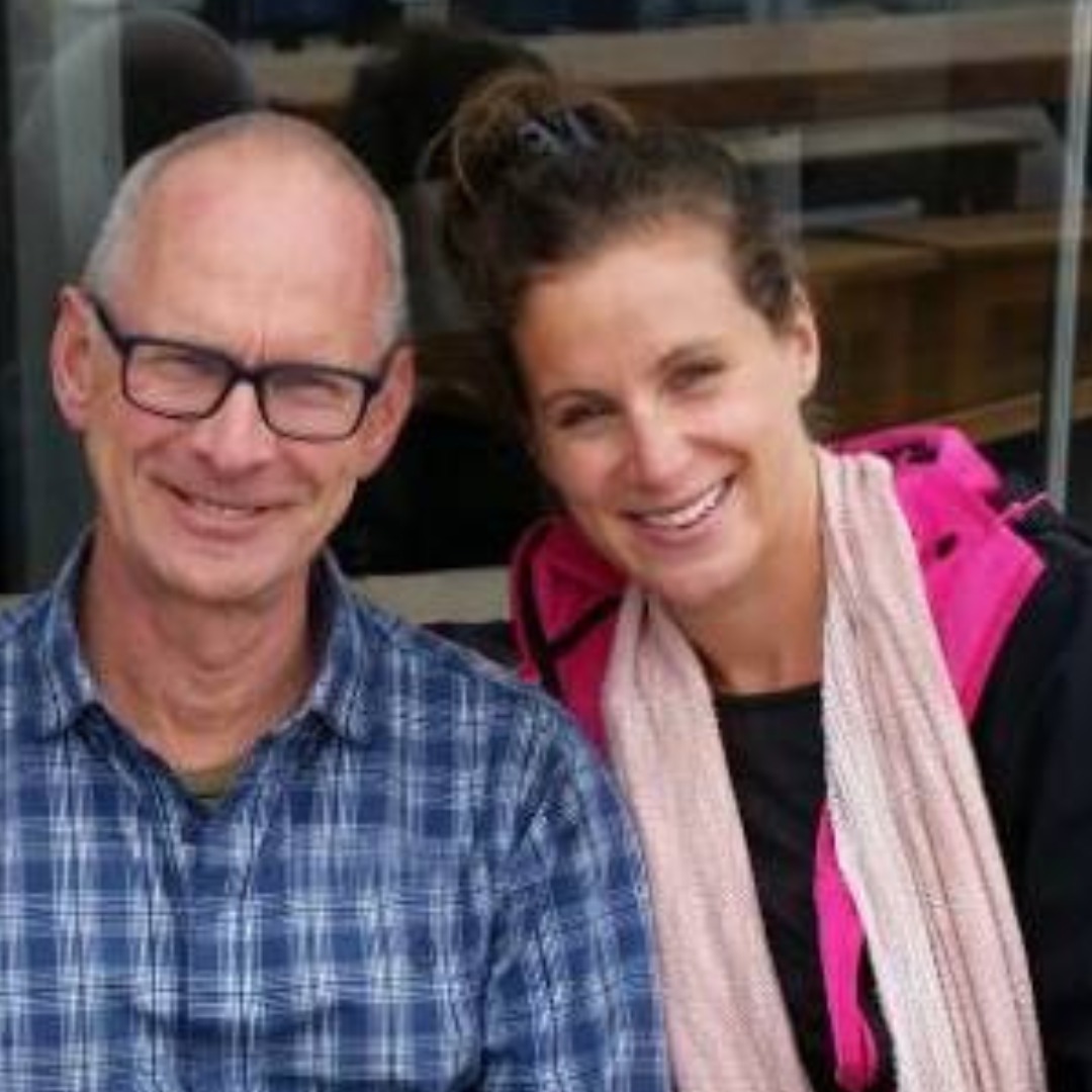 Om echt te helen is het noodzakelijk om uit de slachtofferrol te komen. Ik denk dat veel mensen, net als ik, niet eens beseffen hoe ze zichzelf in die rol vastzetten.
Best wel lang (zo'n tweeënhalf jaar) na zijn overlijden hield ik mij heel erg vast aan dat ik een dochter was van een vader die zelfmoord had gepleegd. Hoe vaker dat benoemd werd, des te beter. Ik heb er zelfs talloze blogs en een boek over geschreven.
Ergens hield ik mezelf daarmee in een slachtofferrol. Tuurlijk ik was een kind van een ouder die zichzelf van het leven beroofd had. En tuurlijk dat was heel heftig. En uiteraard gaf me dat alle recht om even niet te functioneren, om voor de verandering eens met niemand rekening te houden behalve met mezelf, om mezelf volop in allerlei therapieën te storten. Zo’n fase is heel functioneel en noodzakelijk.
Maar op een gegeven moment had ik echt los te komen van dat label/verhaal. Om mezelf te bevrijden. Ik vergeet nooit het moment dat een holistisch therapeut dat voorzichtig suggereerde. Dat is niet een knop die je geforceerd mentaal kan omzetten. Ik denk dat het besef en toegeven aan jezelf al de grootste stap is. Wat ik heel praktisch deed was een foto van hem uit mijn vensterbank weghalen, stoppen met de uitvaart terugkijken, en in plaats van over hem te schrijven (en praten) mezelf de hoofdrol te geven.
Dat was heel lastig en pijnlijk, zachtjes uitgedrukt. Het was in de eerste instantie vooral een leegte waarin ik belandde. Daarna veel angst en vervolgens passeerde elke emotie die er bestaat. Dit wisselde zich ook steeds af, heel verwarrend. Er kwam godzijdank een heel specifiek moment van innerlijke bevrijding. Toen pas begreep ik echt wat die holistisch therapeut bedoelde.
Of het mogelijk is om helemaal los te komen van de emotie daarentegen, dat durf ik niet meer te zeggen. Vorige maand werd ik geïnterviewd voor het psychologiemagazine. Toen ik een paar weken geleden het artikel las kreeg ik zowat een paniekaanval. Al ervaarde ik dat niet als vervelend. Ik ben dol op voelen 😍
#rouwnazelfdoding #helen #therapie #transformation #ggz #innerlijkwerk