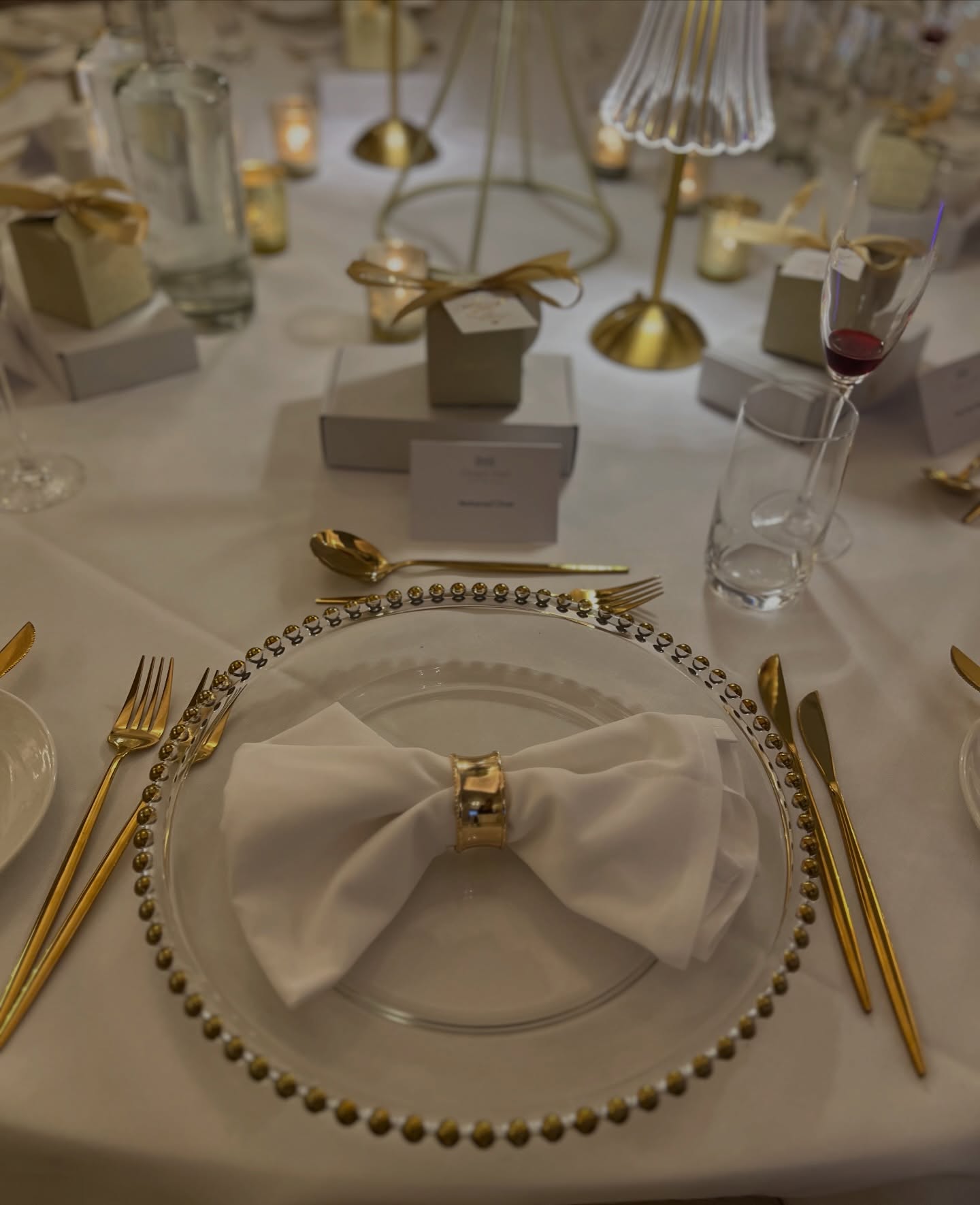 Today’s top question from brides “can I get charger plates to match my table decor from Designer flowers “and the answer is yes.#charerplates #tabledecoressex #essexweddingflowers #bridestobe26 #weddingflowersdecor