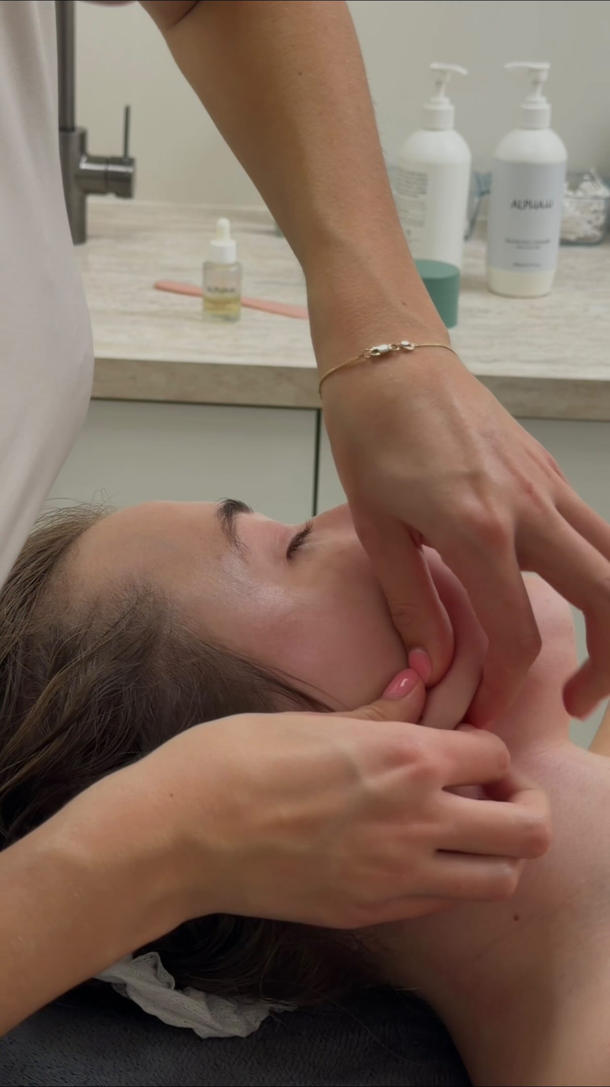 SKIN GYM FACIAL — Deze bindweefselmassage is een echte work-out voor je huid. Door de intensieve massage wordt de doorbloeding in de huid gestimuleerd en de aanmaak van cellen zoals collageen en elastine verhoogd. Het zorgt ervoor dat de huid van binnen aan het werk wordt gezet en het geeft daarnaast een boost op het hydratatie level in de huid. Het resultaat? Glowy & healthy skin!
We hebben 3 varianten van deze facial:
Glow & Go — 30 minuten
Glowing Skin — 50 minuten
Love Your Skin — 75 minuten
Meer informatie of een afspraak maken?
Ga naar www.browsbyhymke.nl