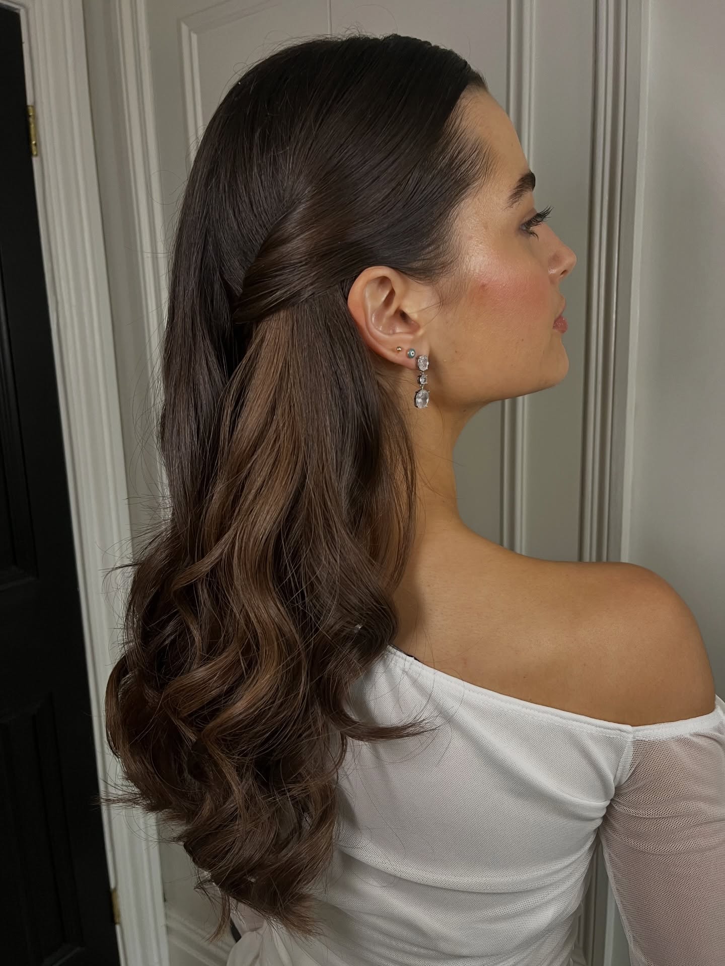 If you want to keep your hair down and floaty but don’t want any face framing then this is the style for you!
Perfect for brides that fuss or play with their hair too much (I certainly did!)
Swipe across to see the natural glam I created for this look.
If you’re yet to book for 2026 then please send us an email via the link above 🤍