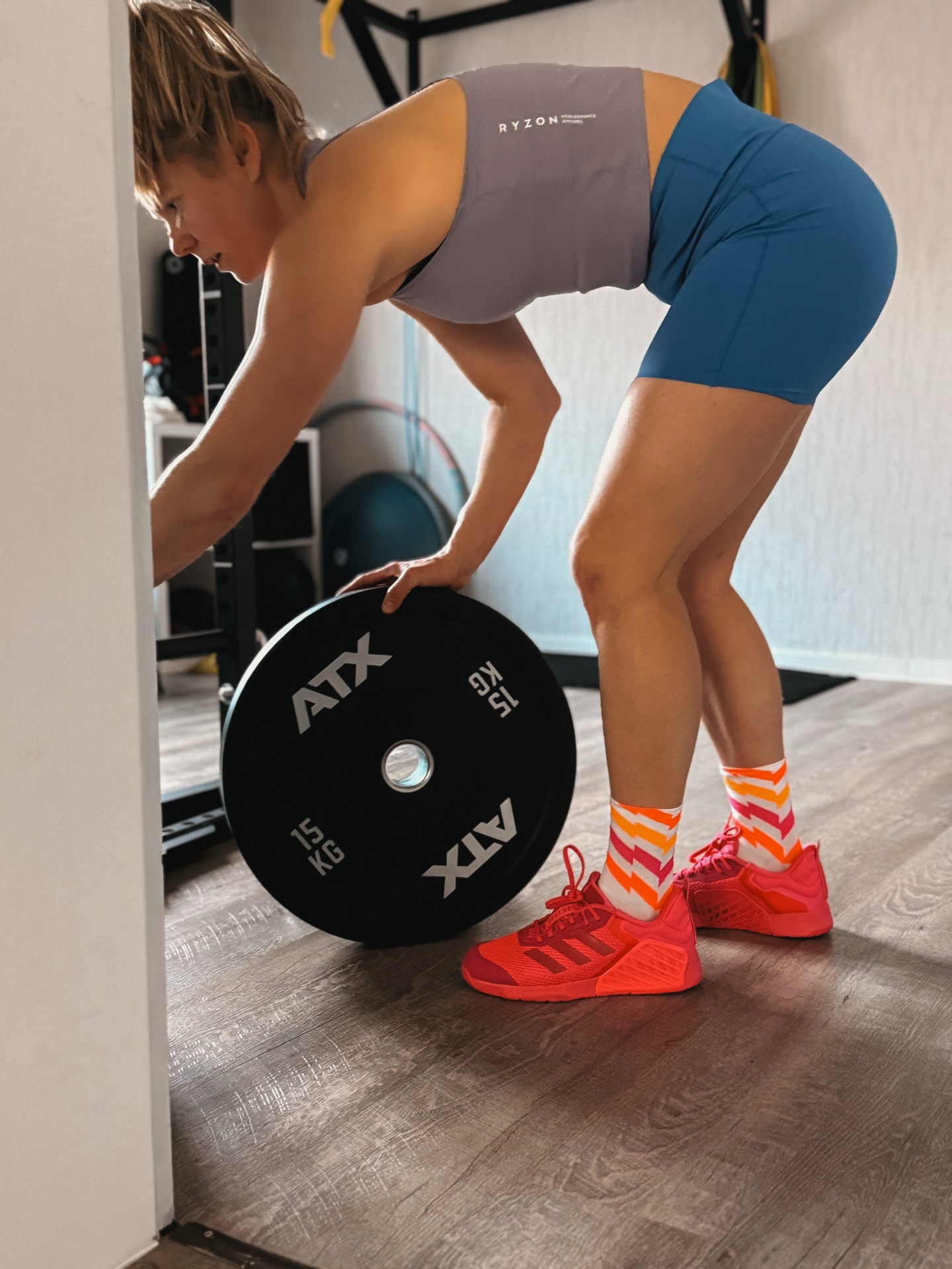 Aktuell mache ich 4–5x pro Woche Krafttraining 💪
Einfach, weil es mir mega Spaß macht und weil Laufen wegen meiner Verletzung gerade leider nicht drin ist 🫠
Aber hey: Auch im Gym kann man sich ordentlich auspowern 🥵
Und bitte… wie gut passen die INCYLENCE Ultralight Waves Electric zu meinen neuen Schuhen?! 💕
Ich liebe die Passform – schön dünn, ultraleicht und super angenehm zu tragen ✨
Und weil wir euch gerade im Winter ein bisschen fürs Krafttraining motivieren wollen, gibt’s was für euch 🤩
Mit dem Code tri2gether spart ihr 15 % auf alles – inklusive der Ultralight-Kollektion 🥳
Also: Code beim Checkout eingeben & happy Gym-Socken rocken 😇🧦
|Werbung|
#incylence #sockdoping #forthehunters #huntincylence