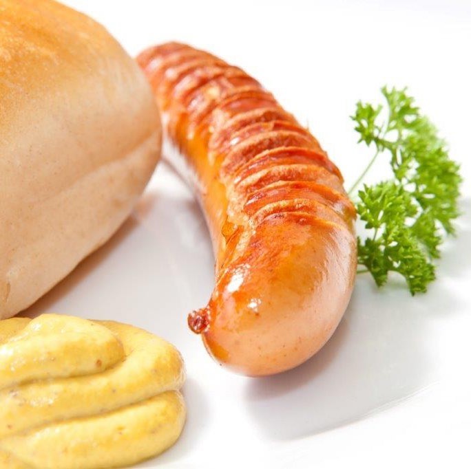 Bock auf Bockwurst? 🤙
Ob auf dem Grill 🌭oder aus dem heißem Wasser, die „Bockwurst“ gehört mit ihrem feinen Brät und der charakteristischen roten Färbung sicherlich zu den beliebtesten Würsten. 😍
Sie wird leicht geräuchert, was ihr ihre besondere Note verleiht.👌 www.uhlfleisch.de www.lieblingsmetzger.de
#lieblingsmetzger #uhlfleisch #schallsatdt #fleischessersindbessereliebhaber #bbglove #instafood #freiburg #yummy #foodlogger #handwerk